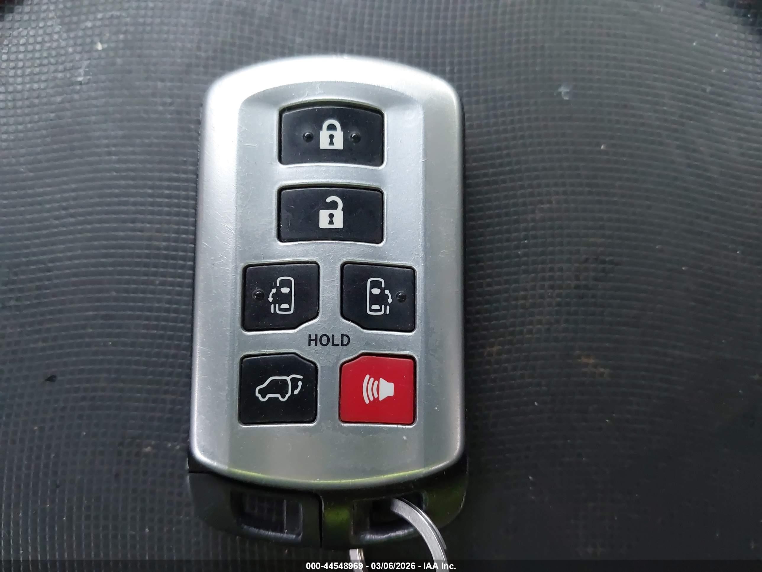 TOYOTA SIENNA image 11