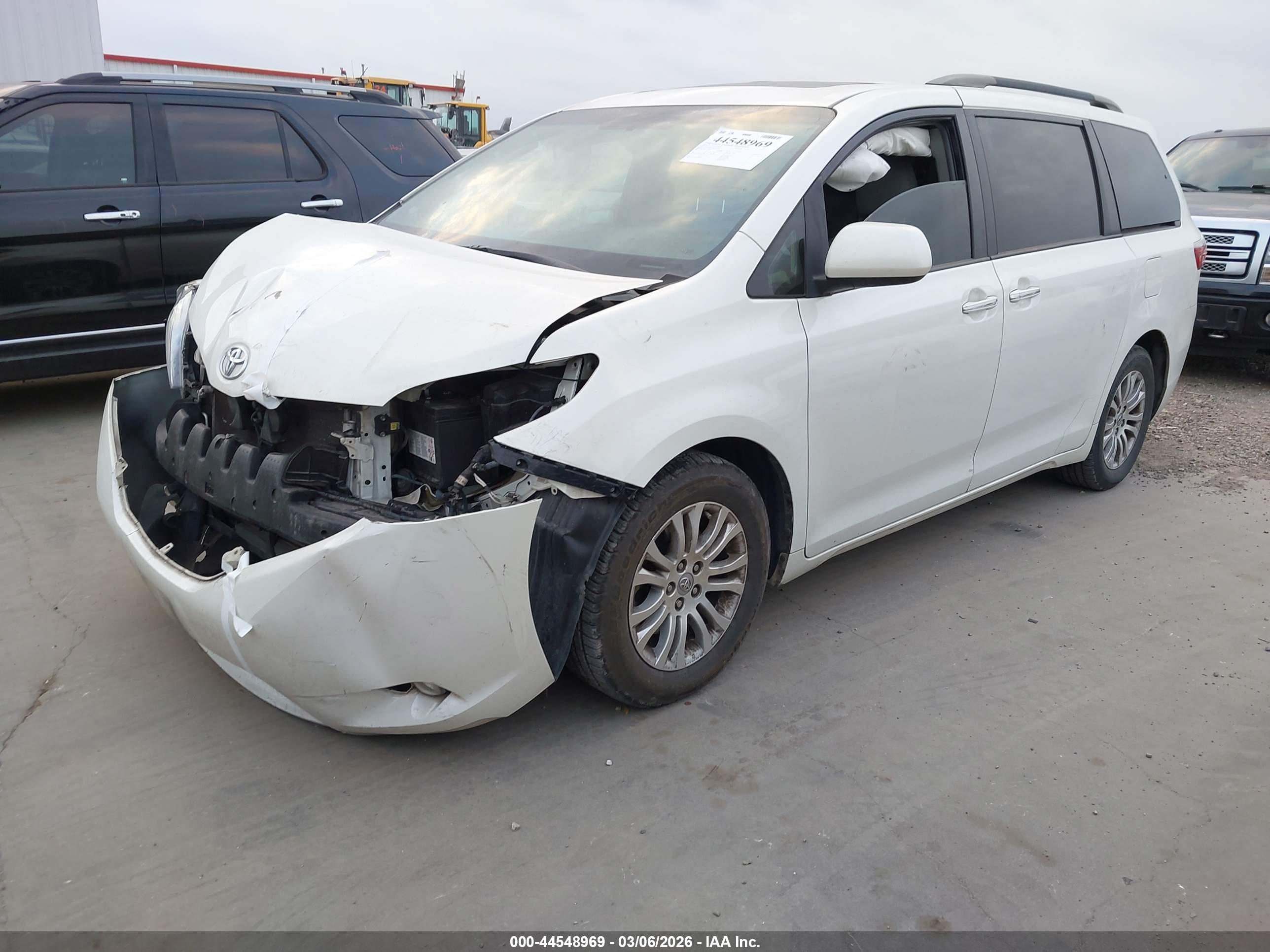 TOYOTA SIENNA image 2