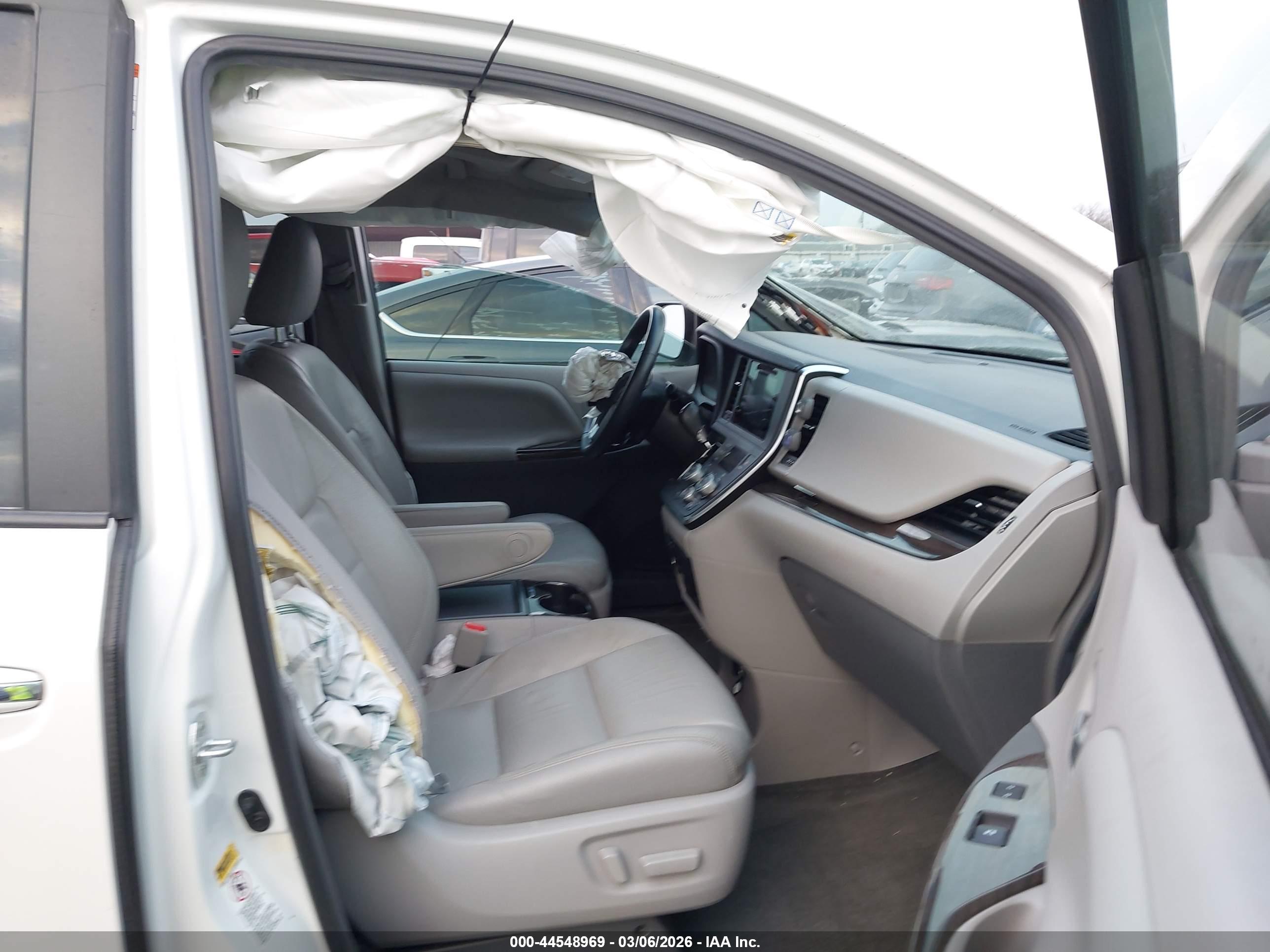 TOYOTA SIENNA image 5