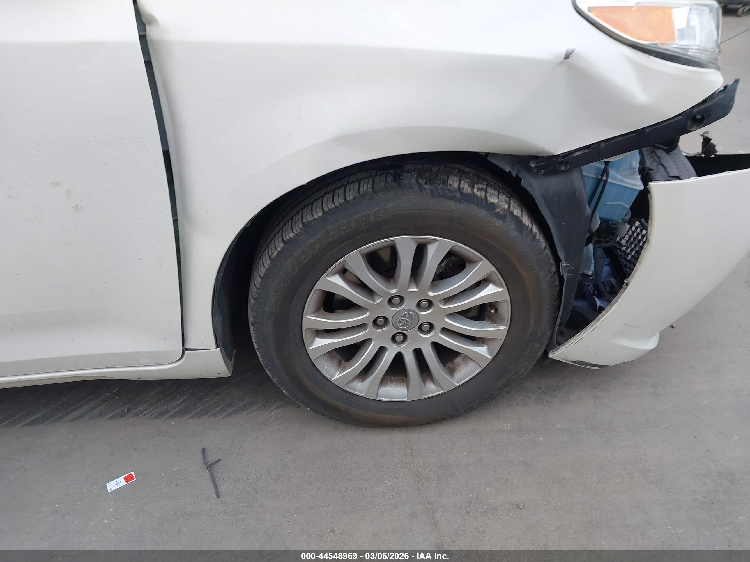 TOYOTA SIENNA image 6