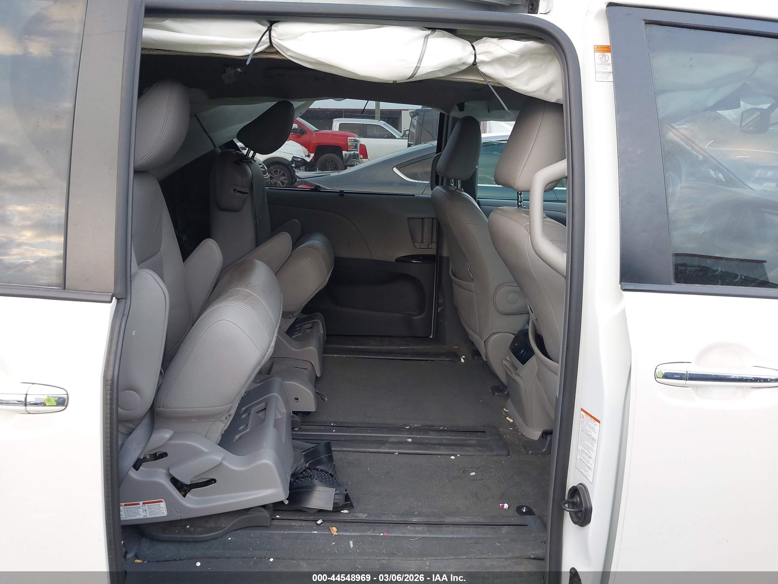 TOYOTA SIENNA image 8