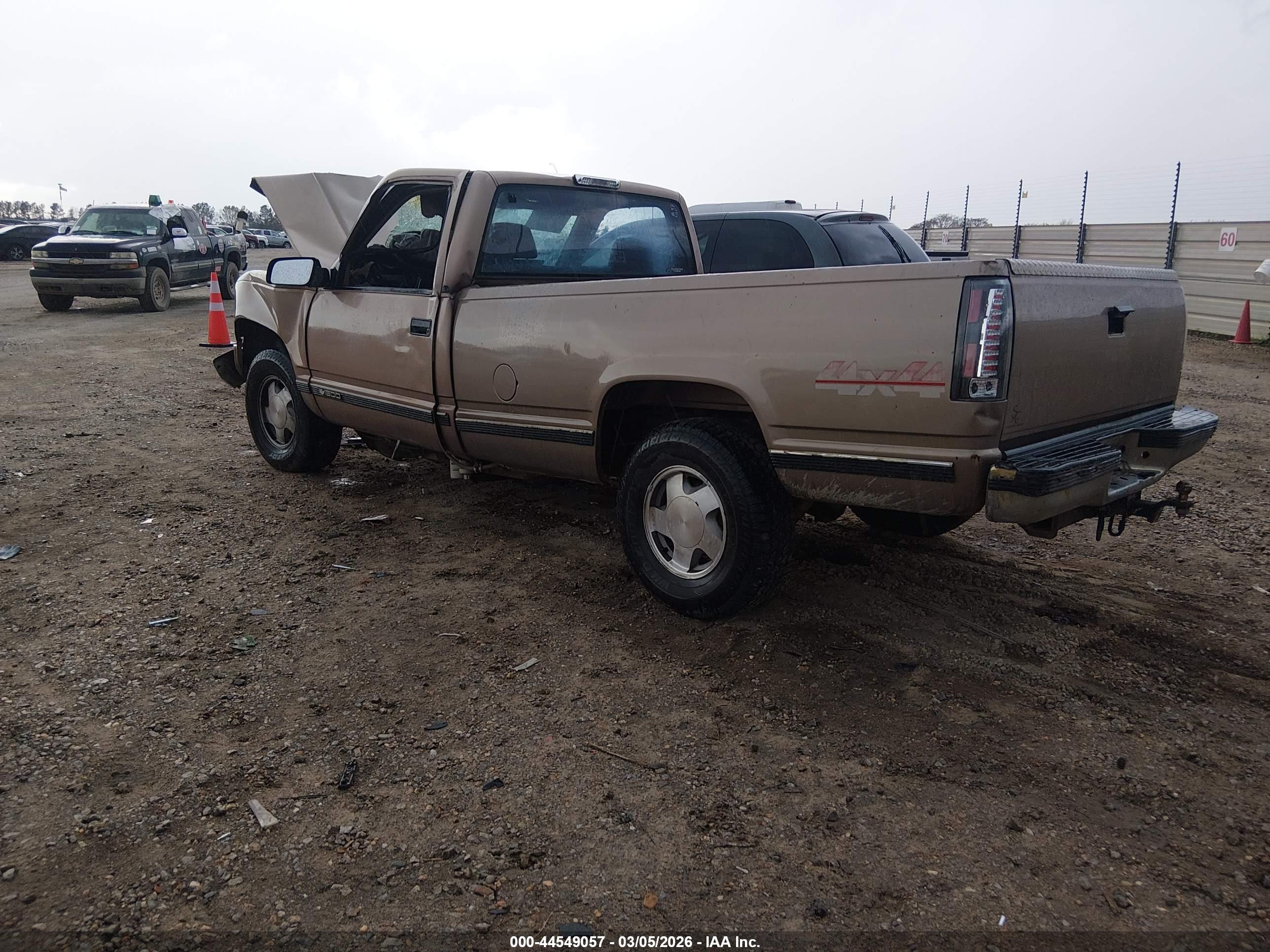 CHEVROLET GMT-400 image 3