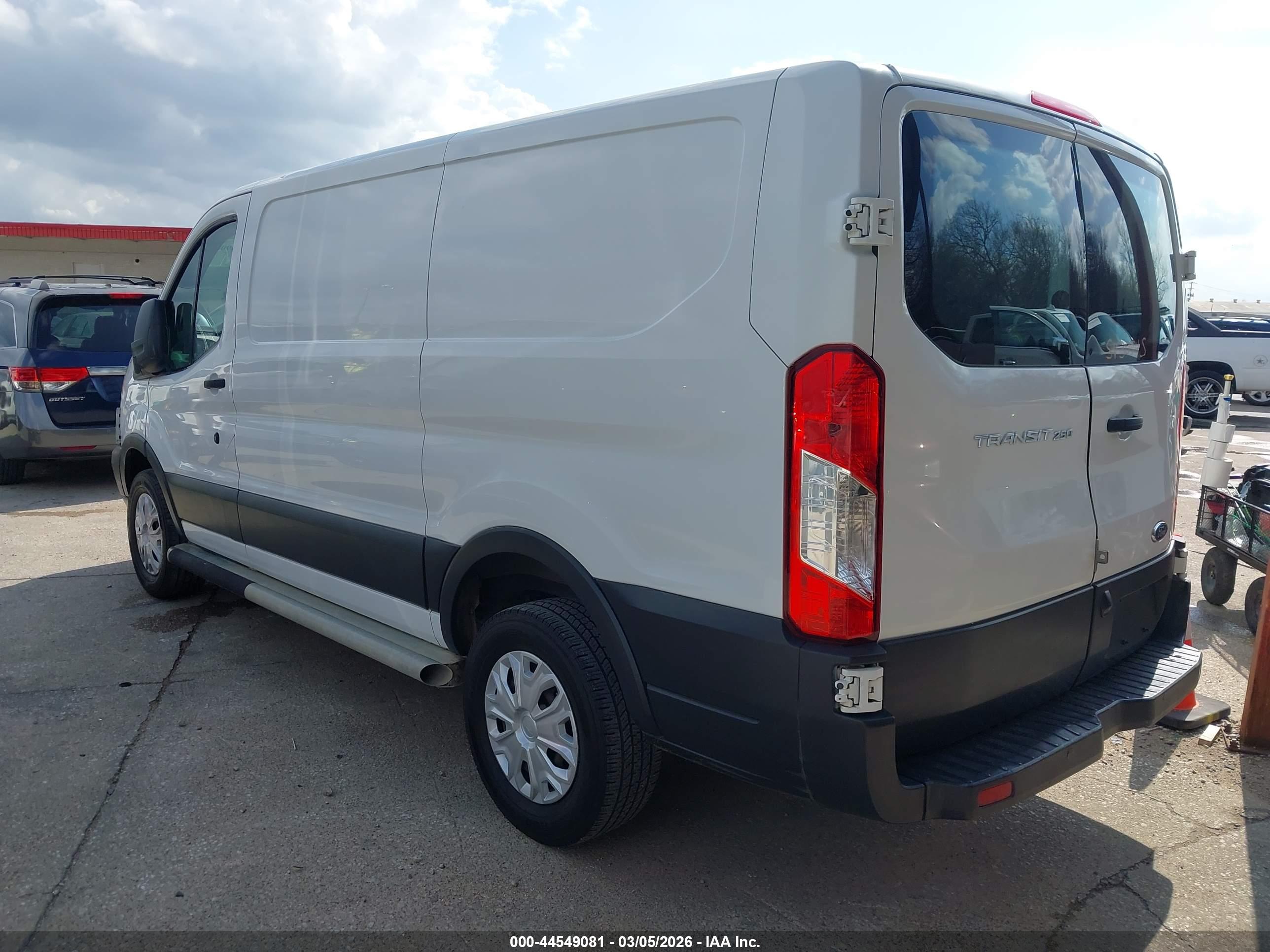 FORD TRANSIT-250 image 3