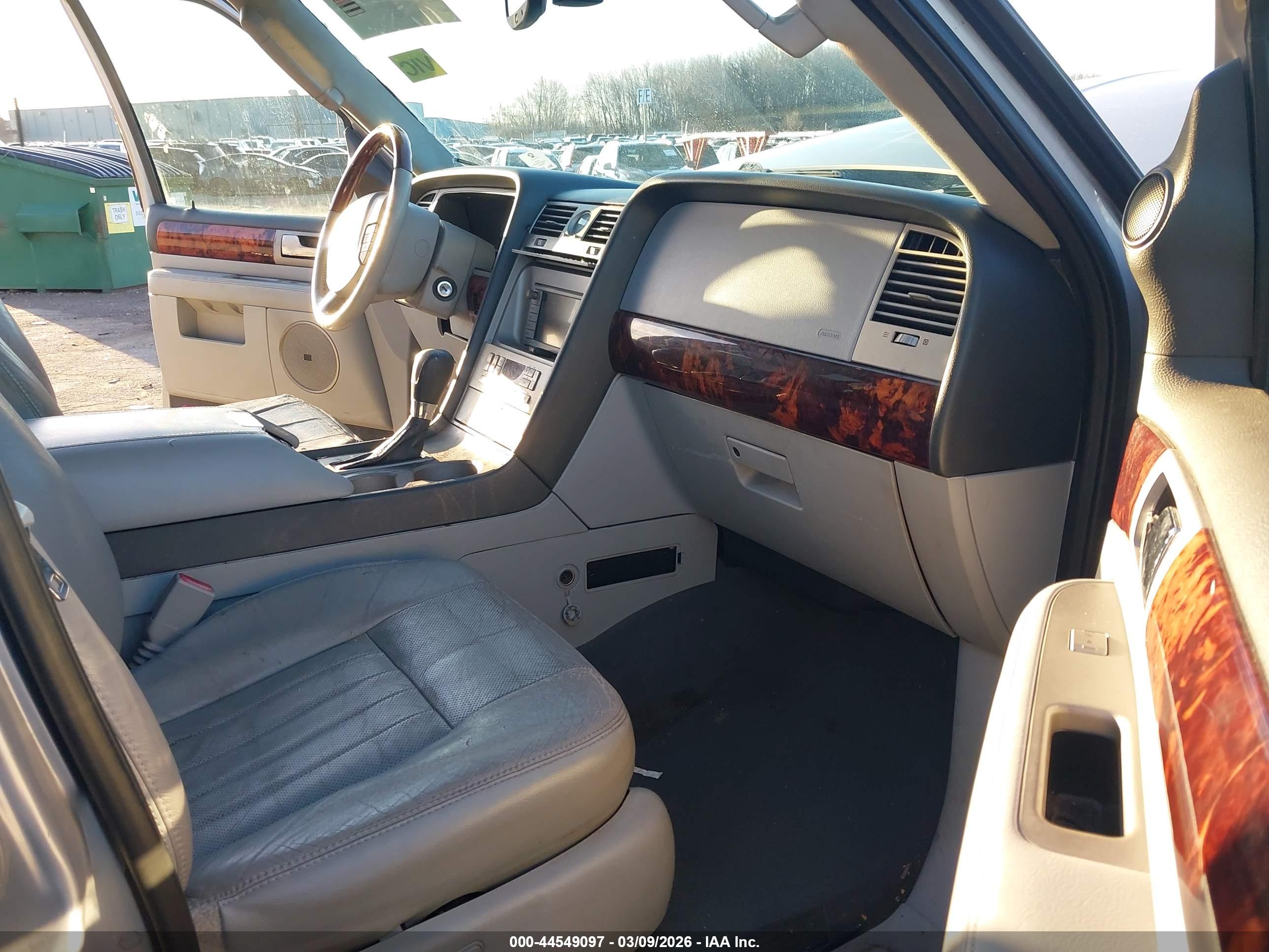 LINCOLN NAVIGATOR image 5