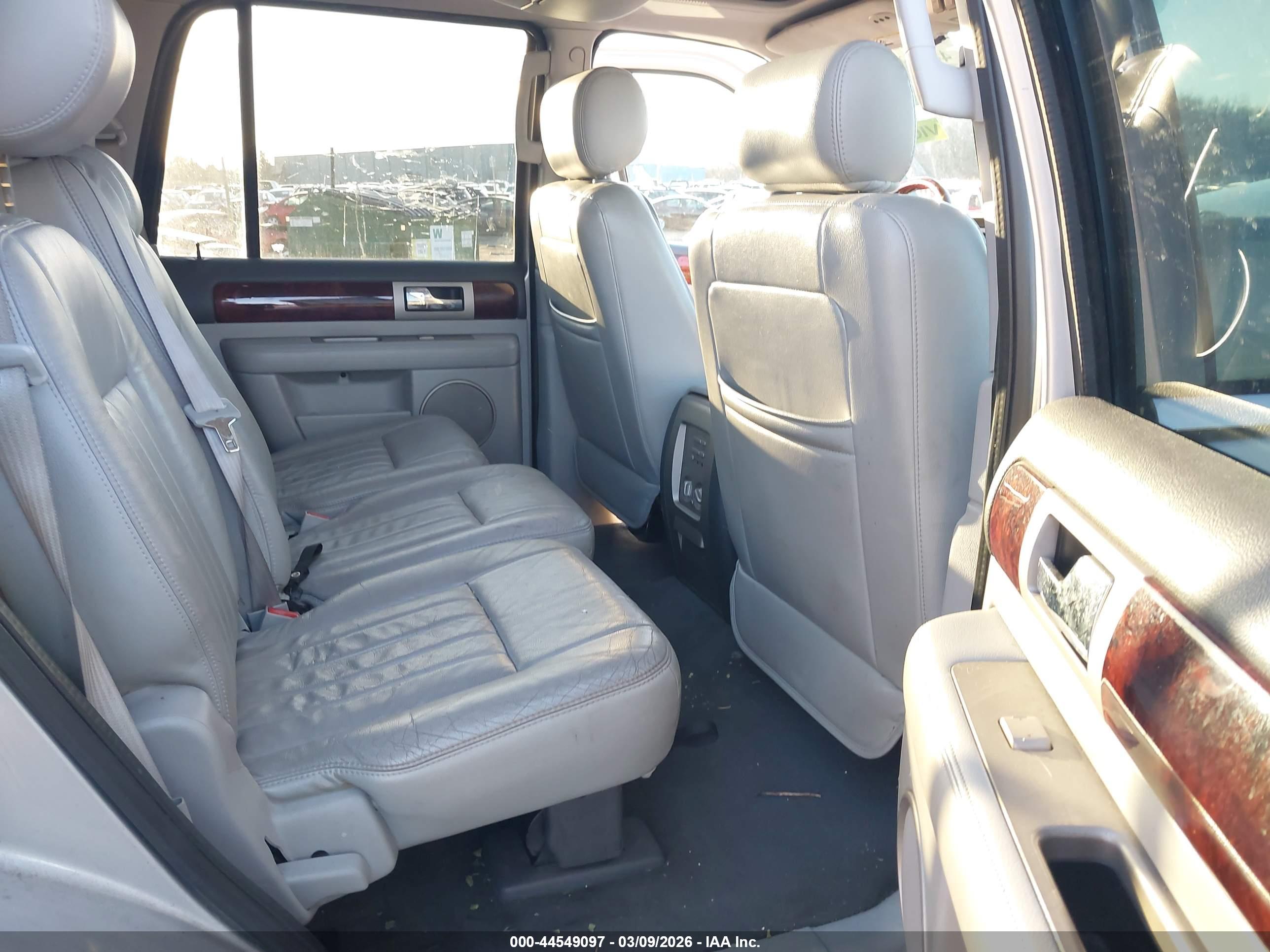 LINCOLN NAVIGATOR image 8