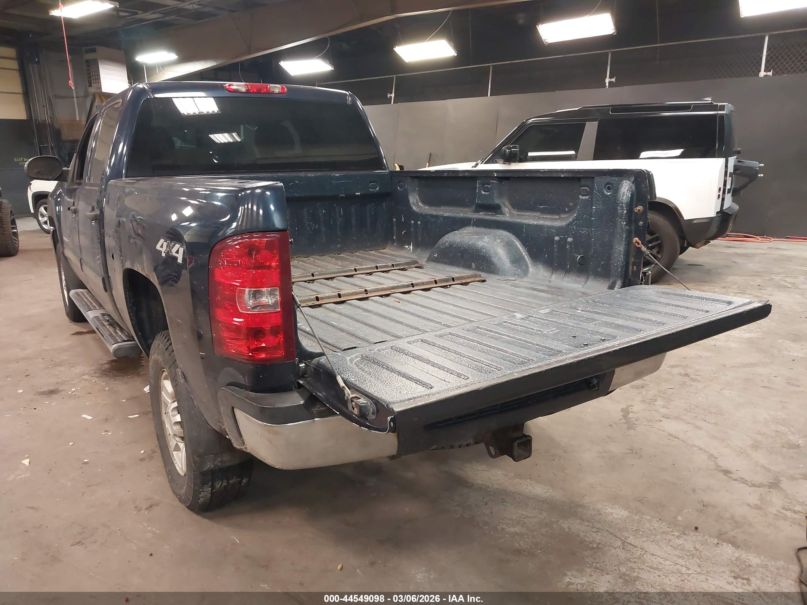 CHEVROLET SILVERADO image 3