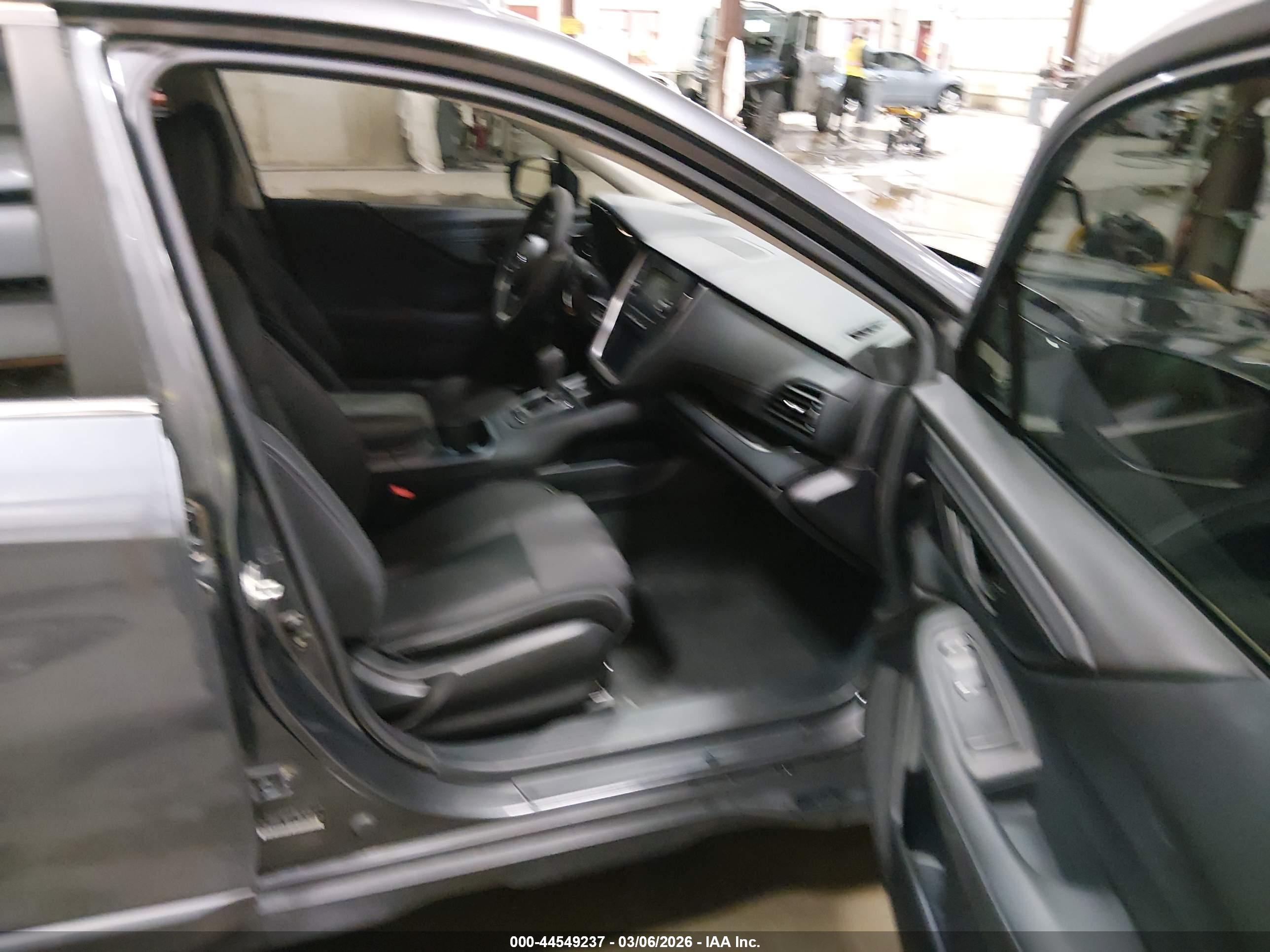 SUBARU OUTBACK image 5