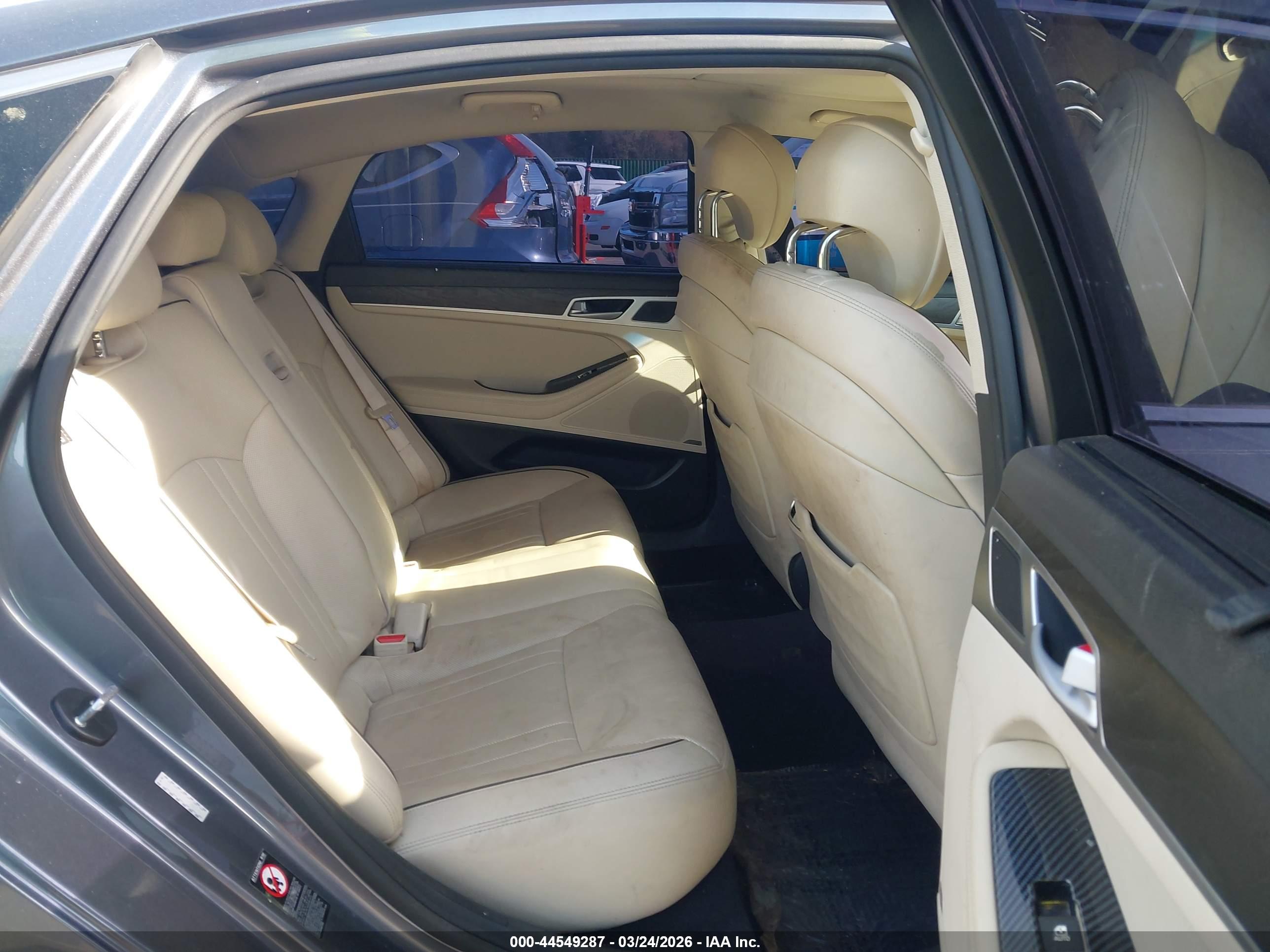 HYUNDAI GENESIS image 8