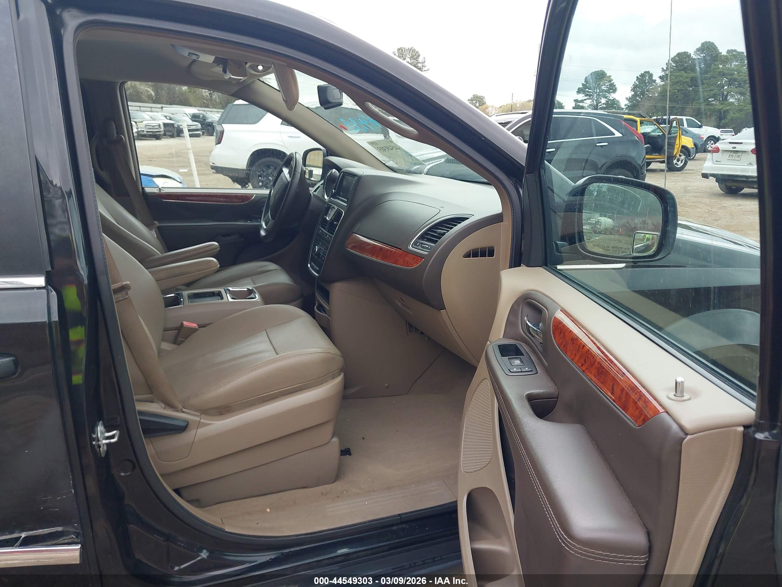 CHRYSLER TOWN image 5