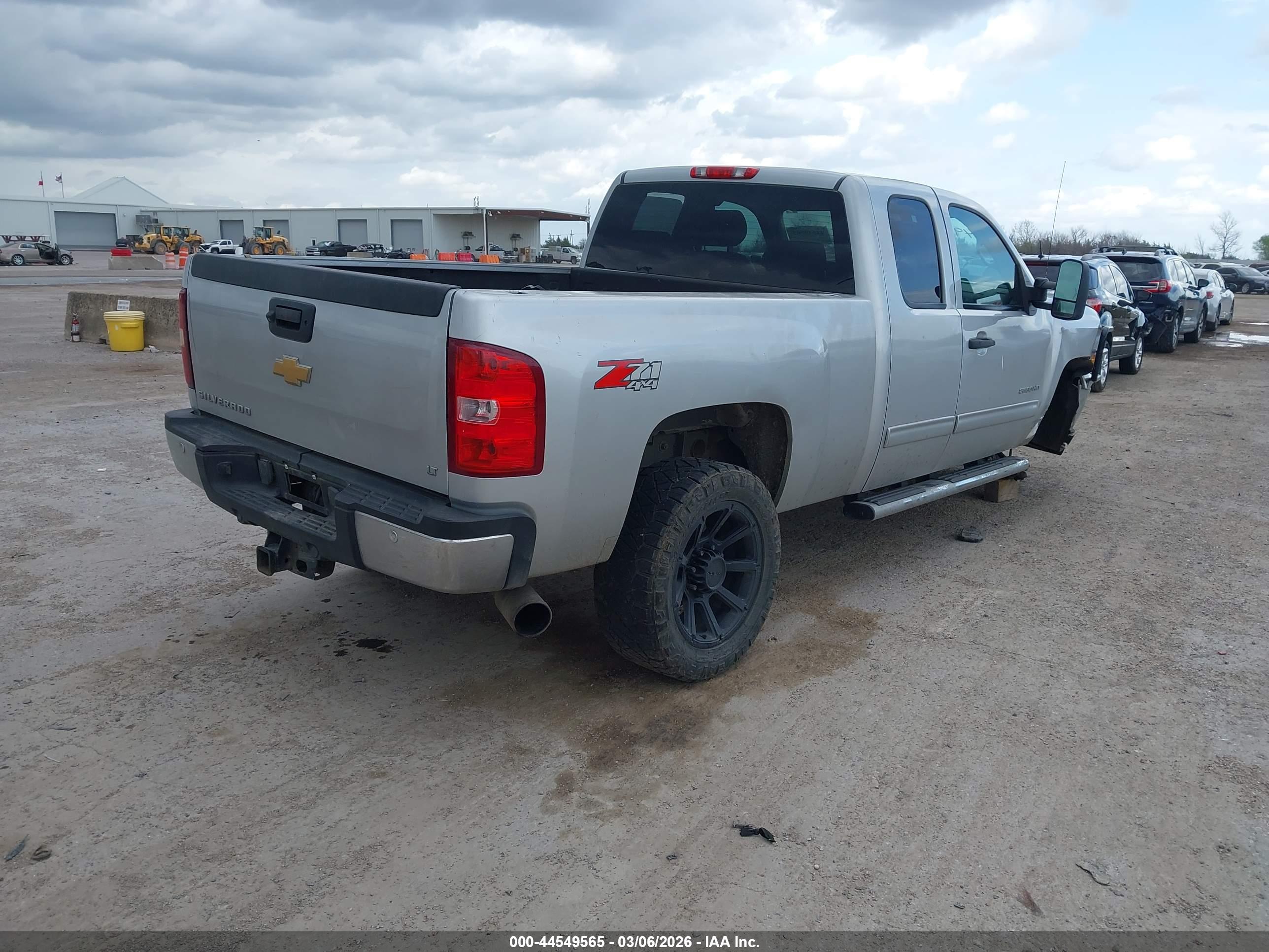 CHEVROLET SILVERADO image 4