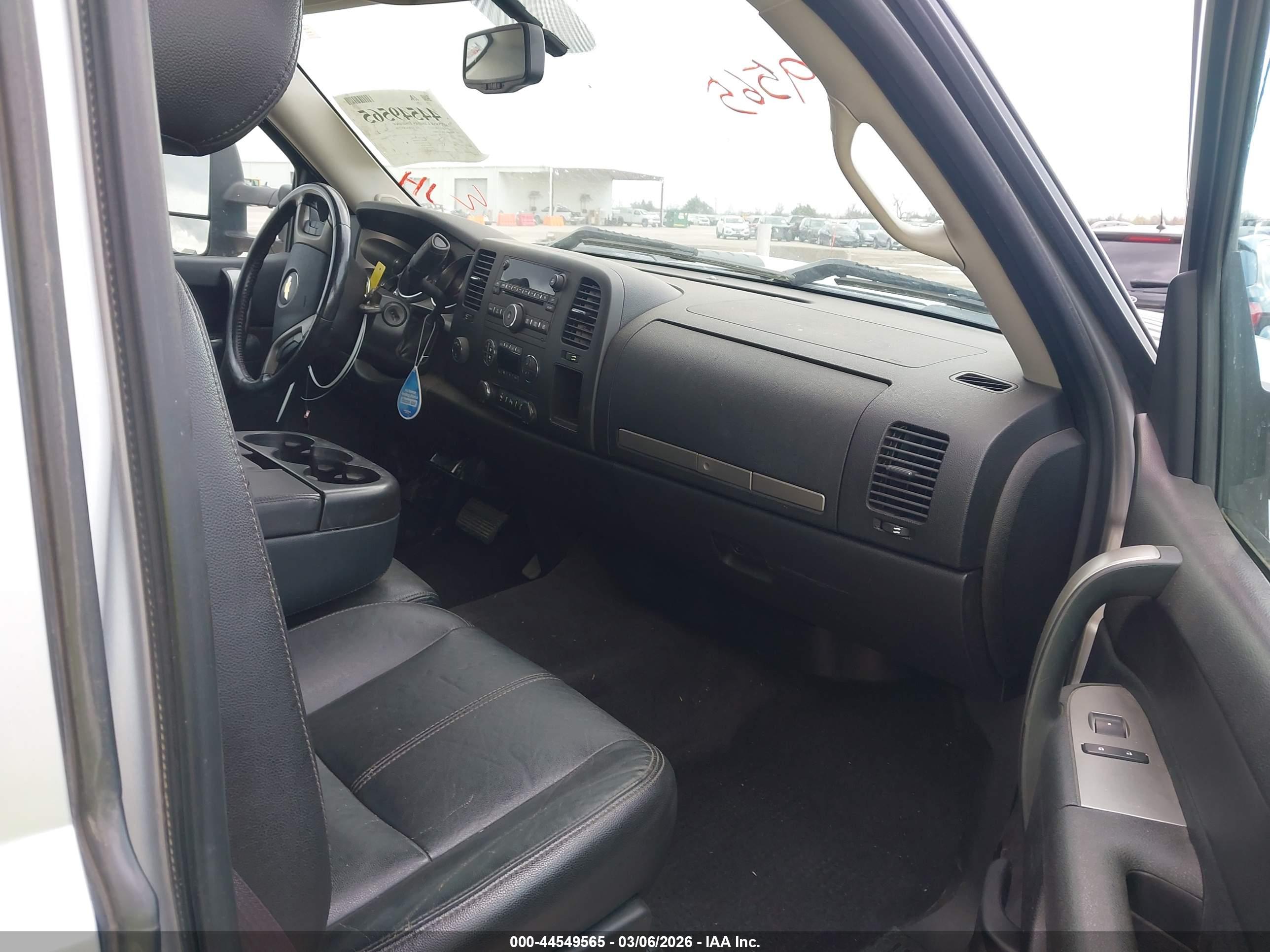 CHEVROLET SILVERADO image 5