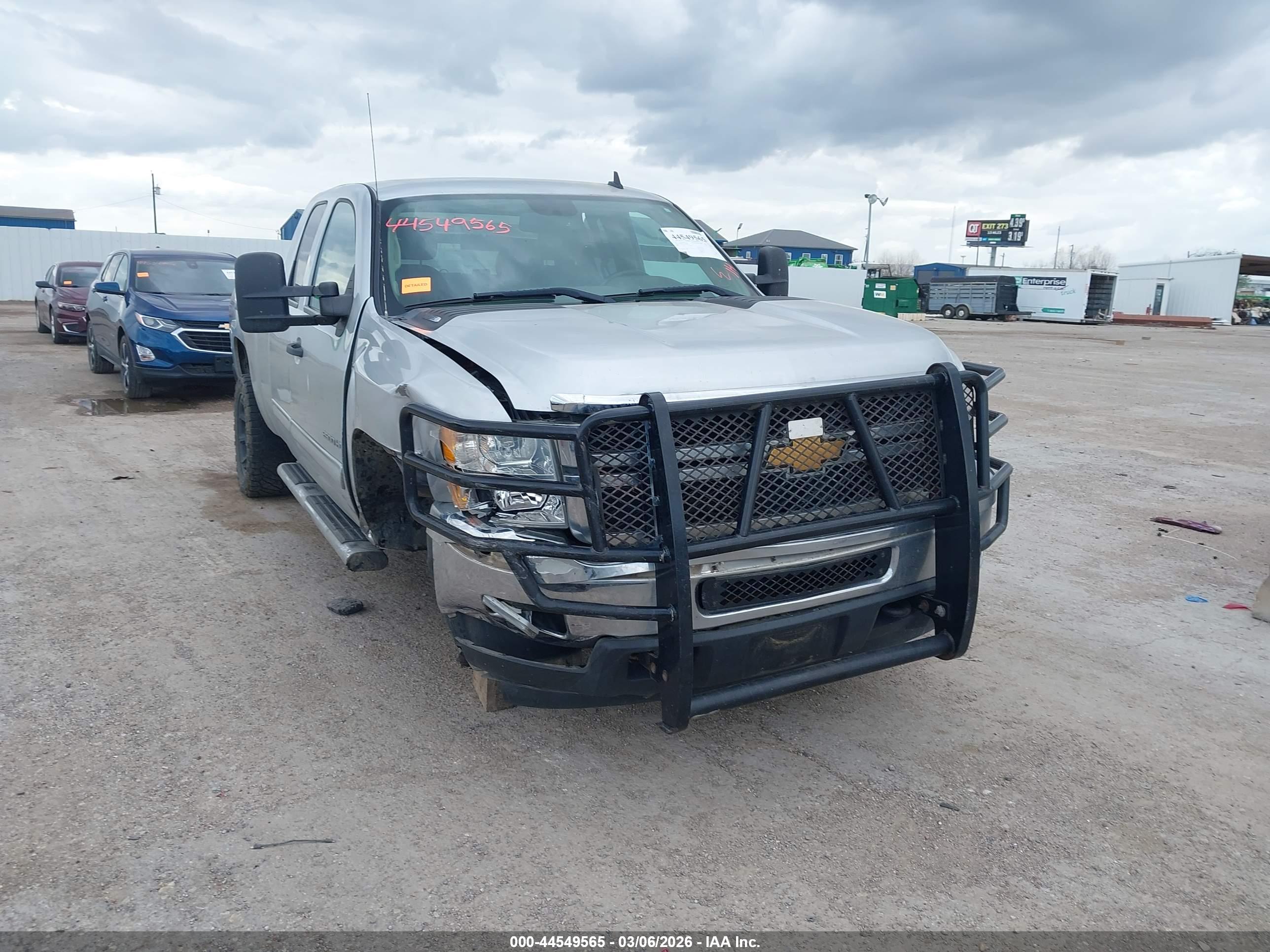 CHEVROLET SILVERADO image 6