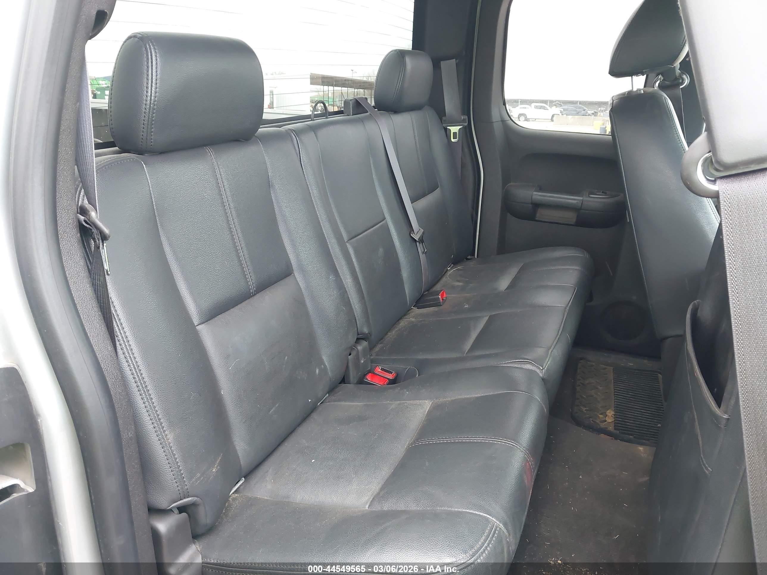 CHEVROLET SILVERADO image 8