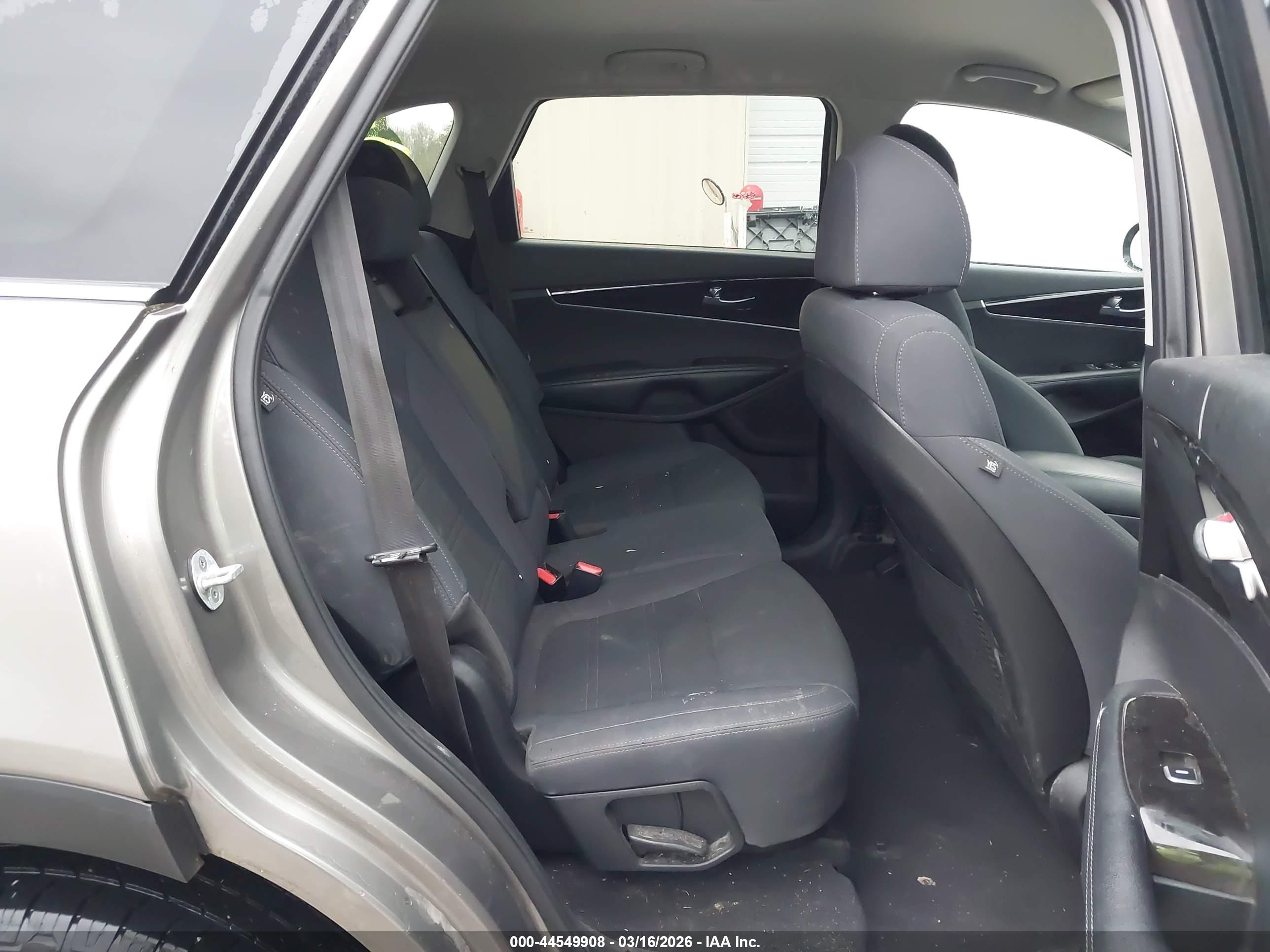 KIA SORENTO image 8