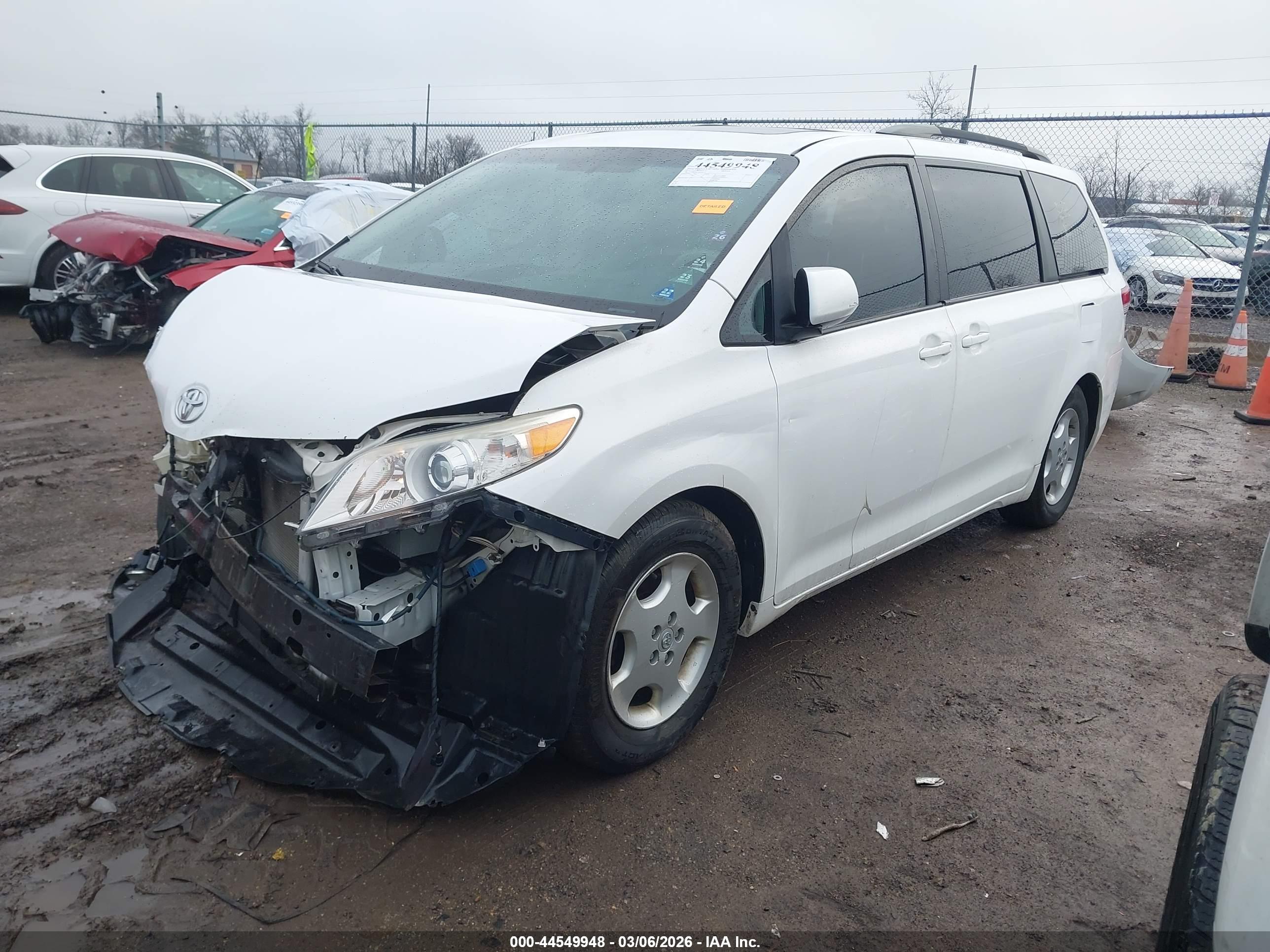 TOYOTA SIENNA image 2