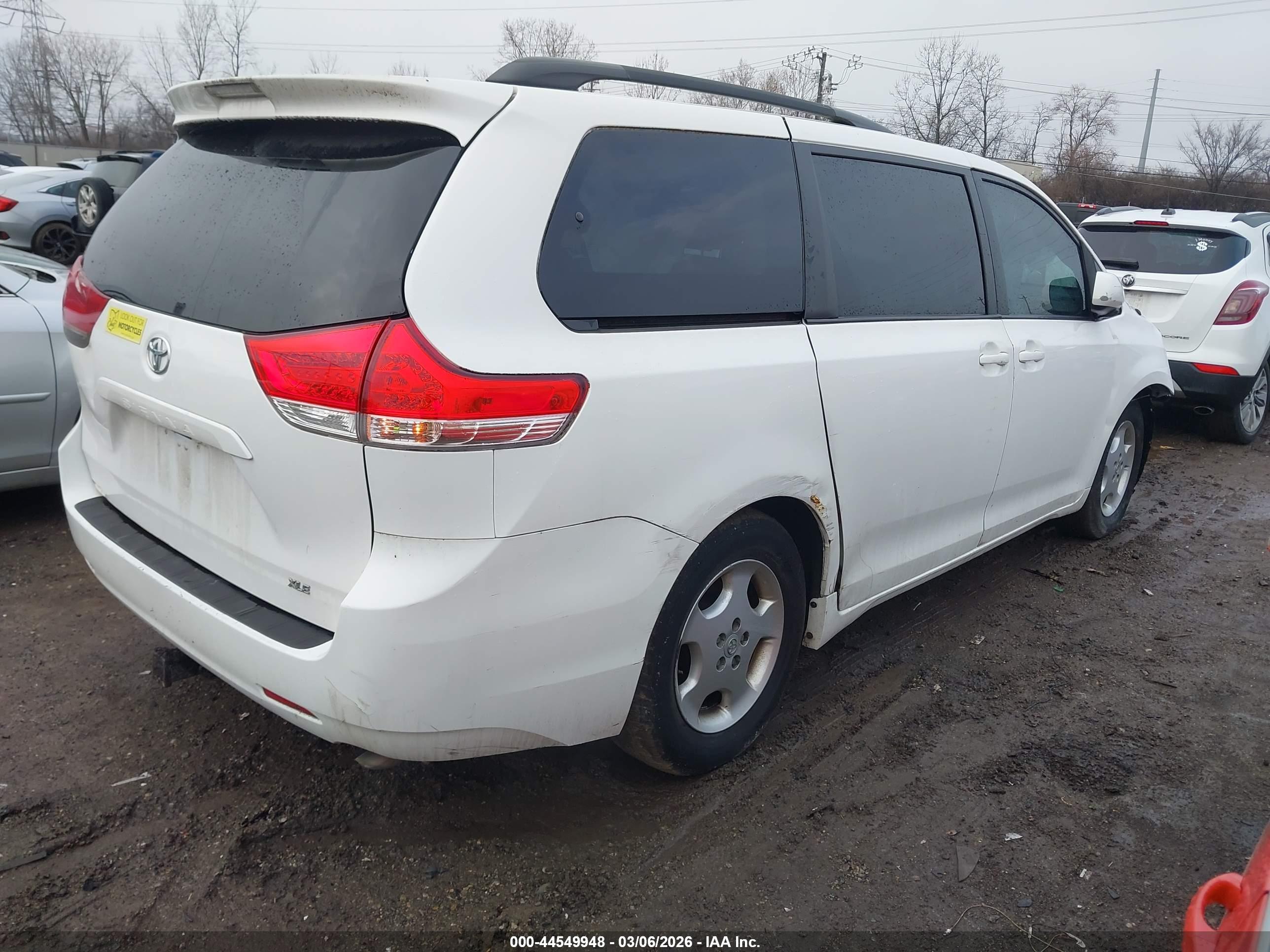 TOYOTA SIENNA image 4