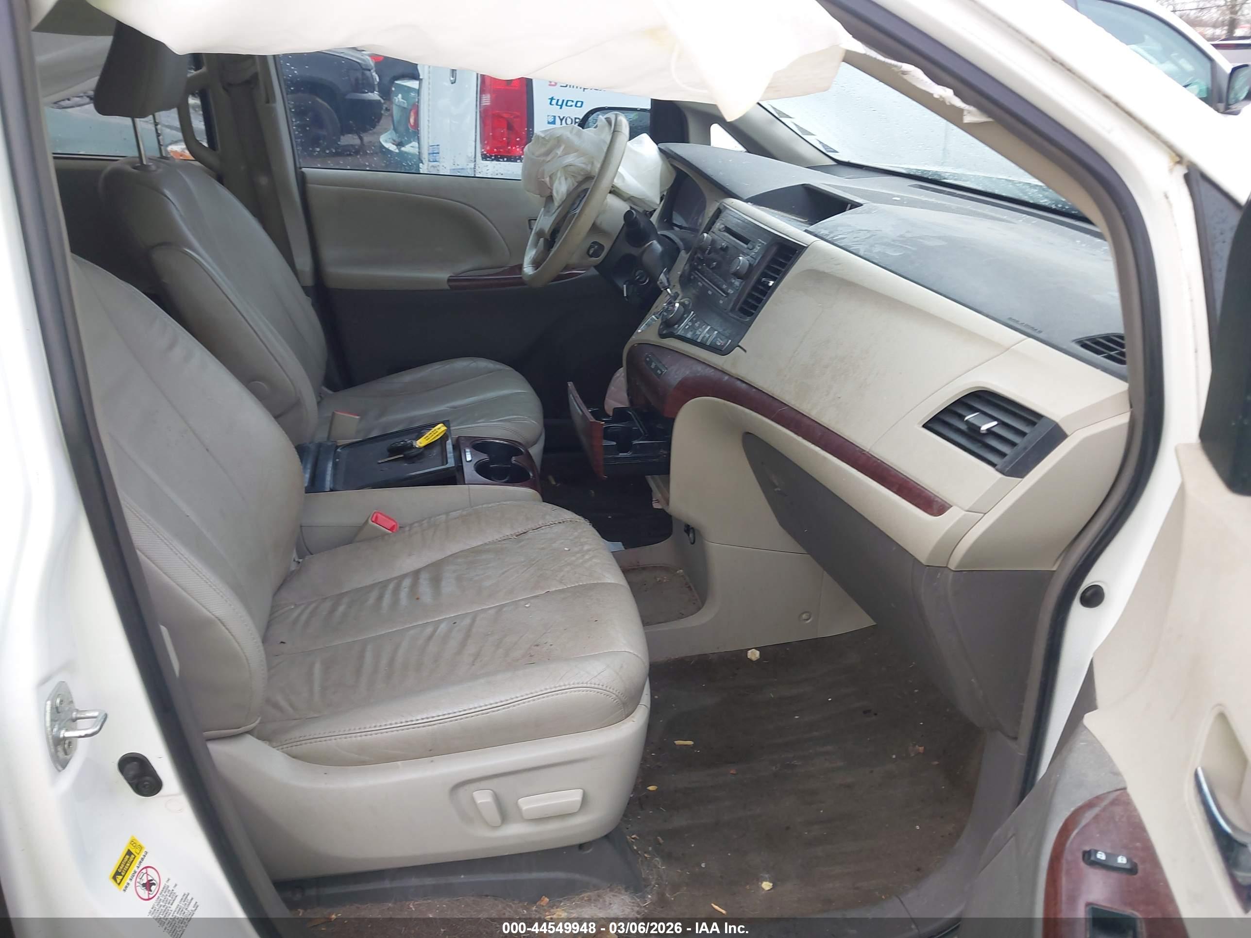 TOYOTA SIENNA image 5
