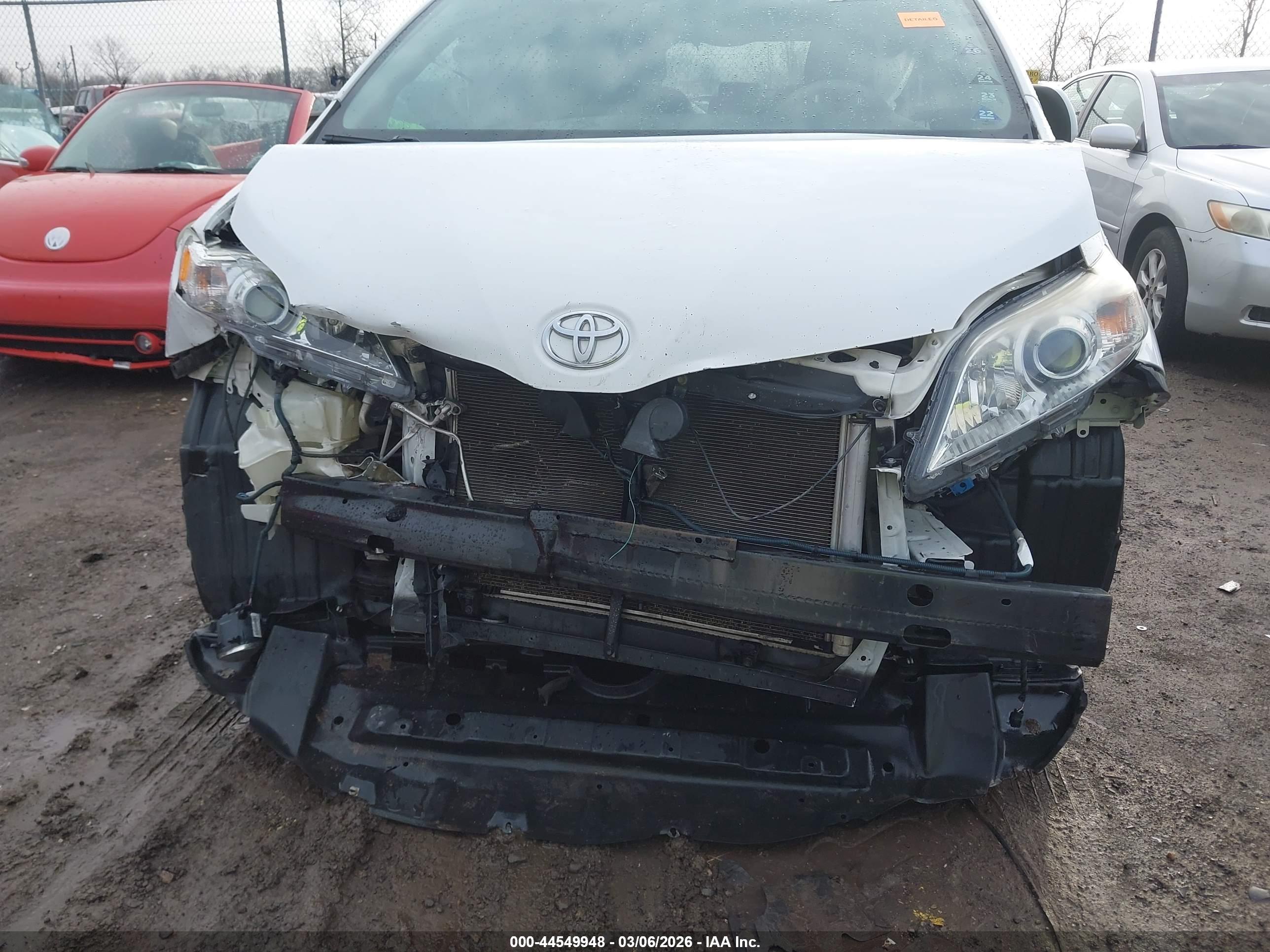 TOYOTA SIENNA image 6