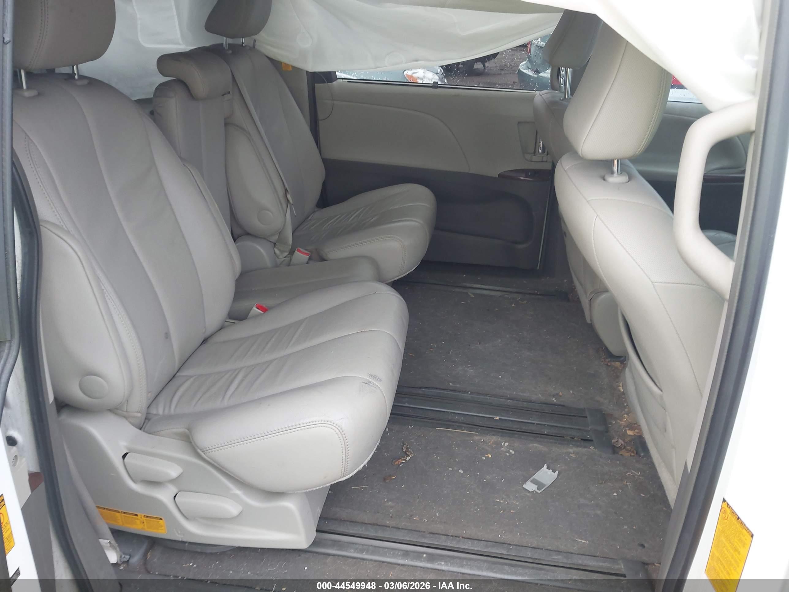 TOYOTA SIENNA image 8
