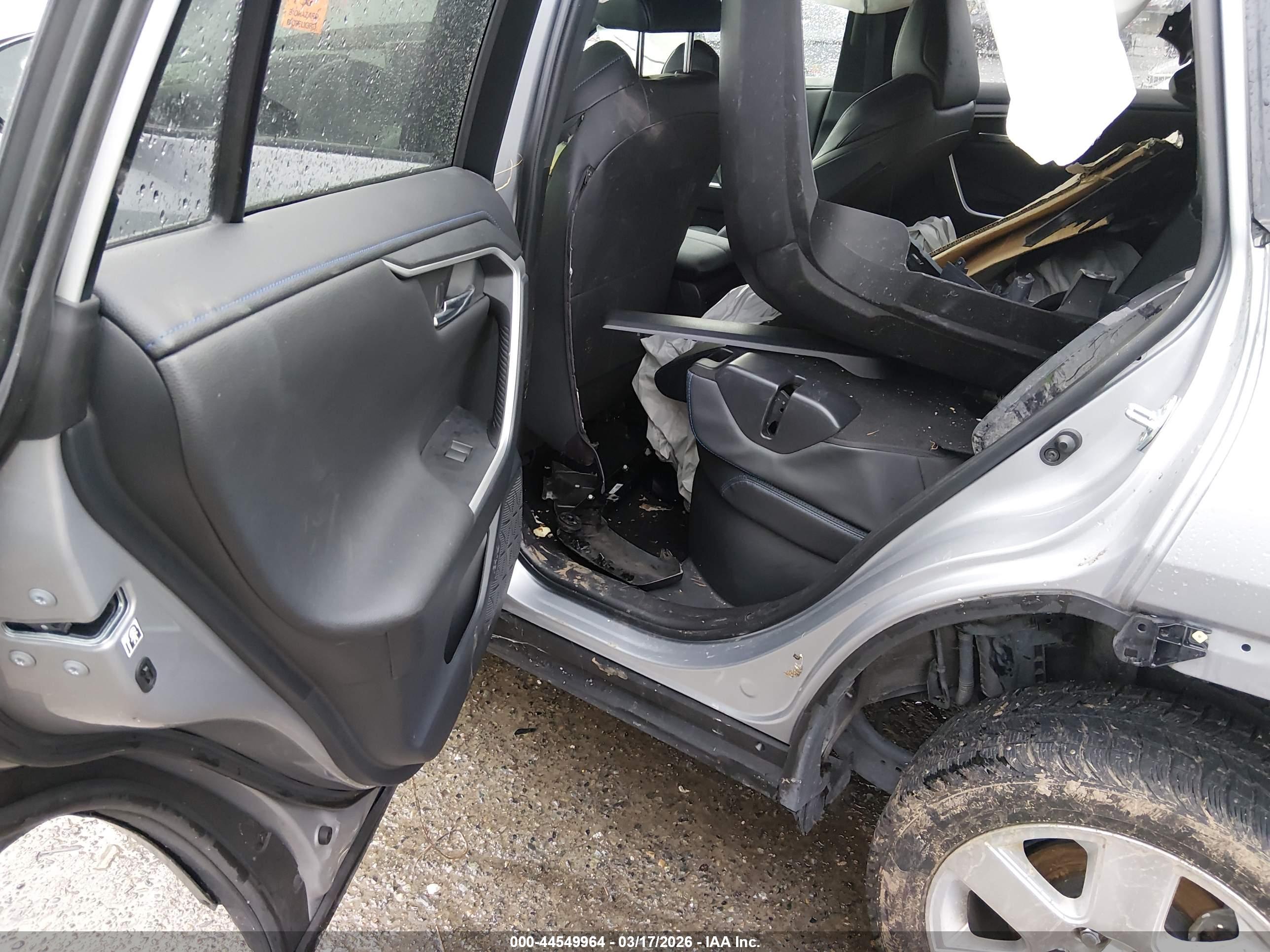 TOYOTA RAV4 image 8