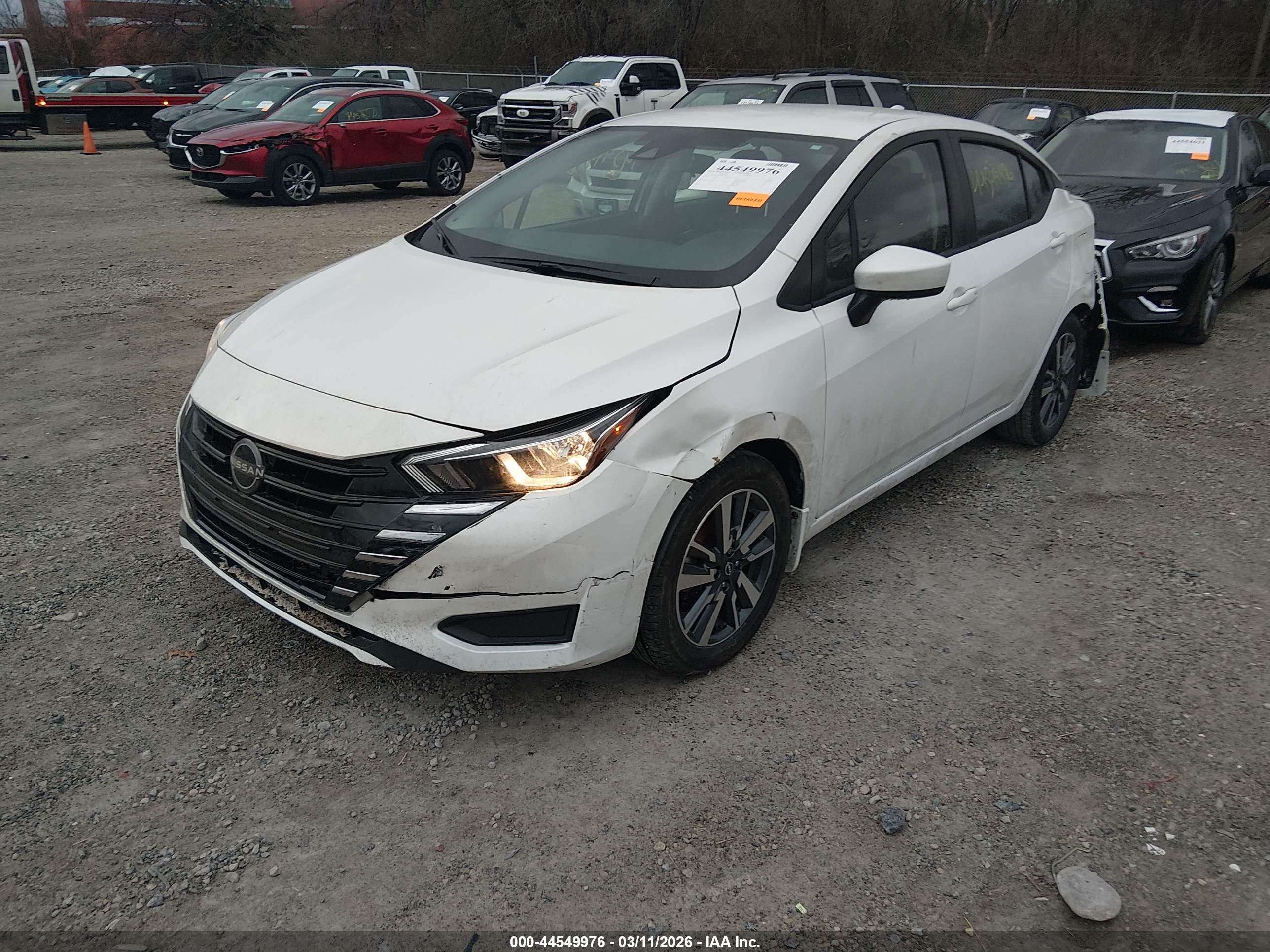 NISSAN VERSA image 2