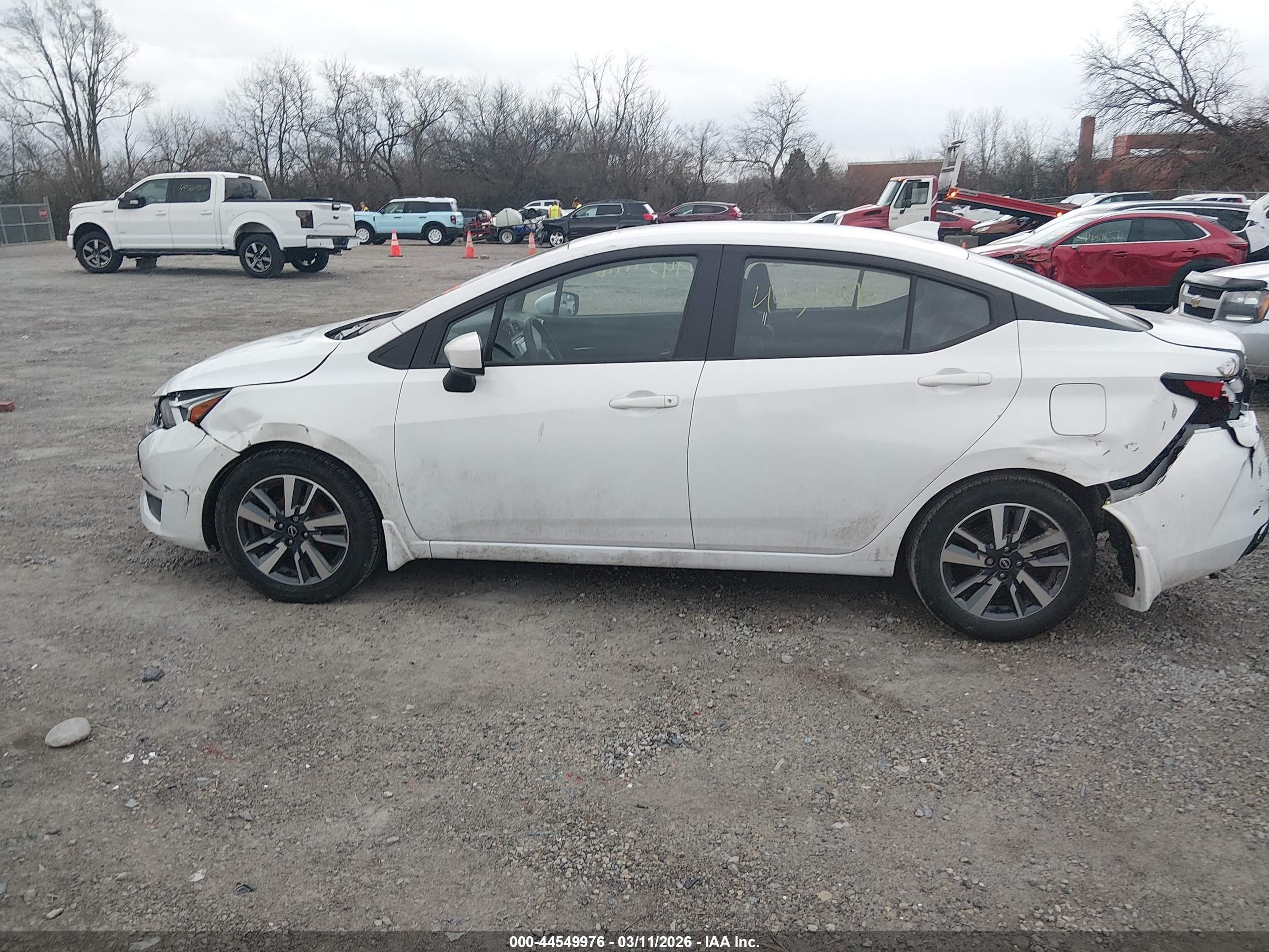 NISSAN VERSA image 6