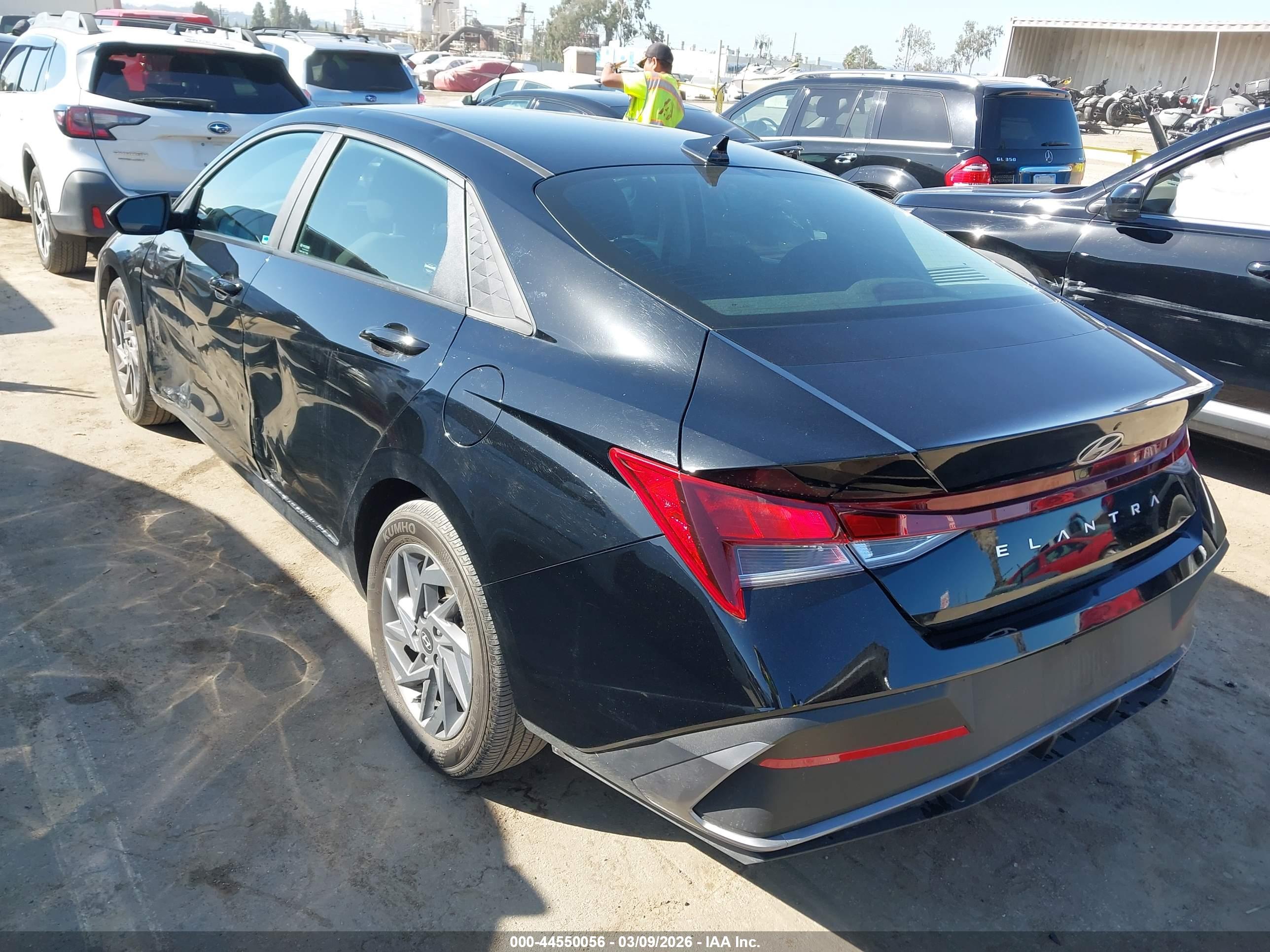 HYUNDAI ELANTRA image 3