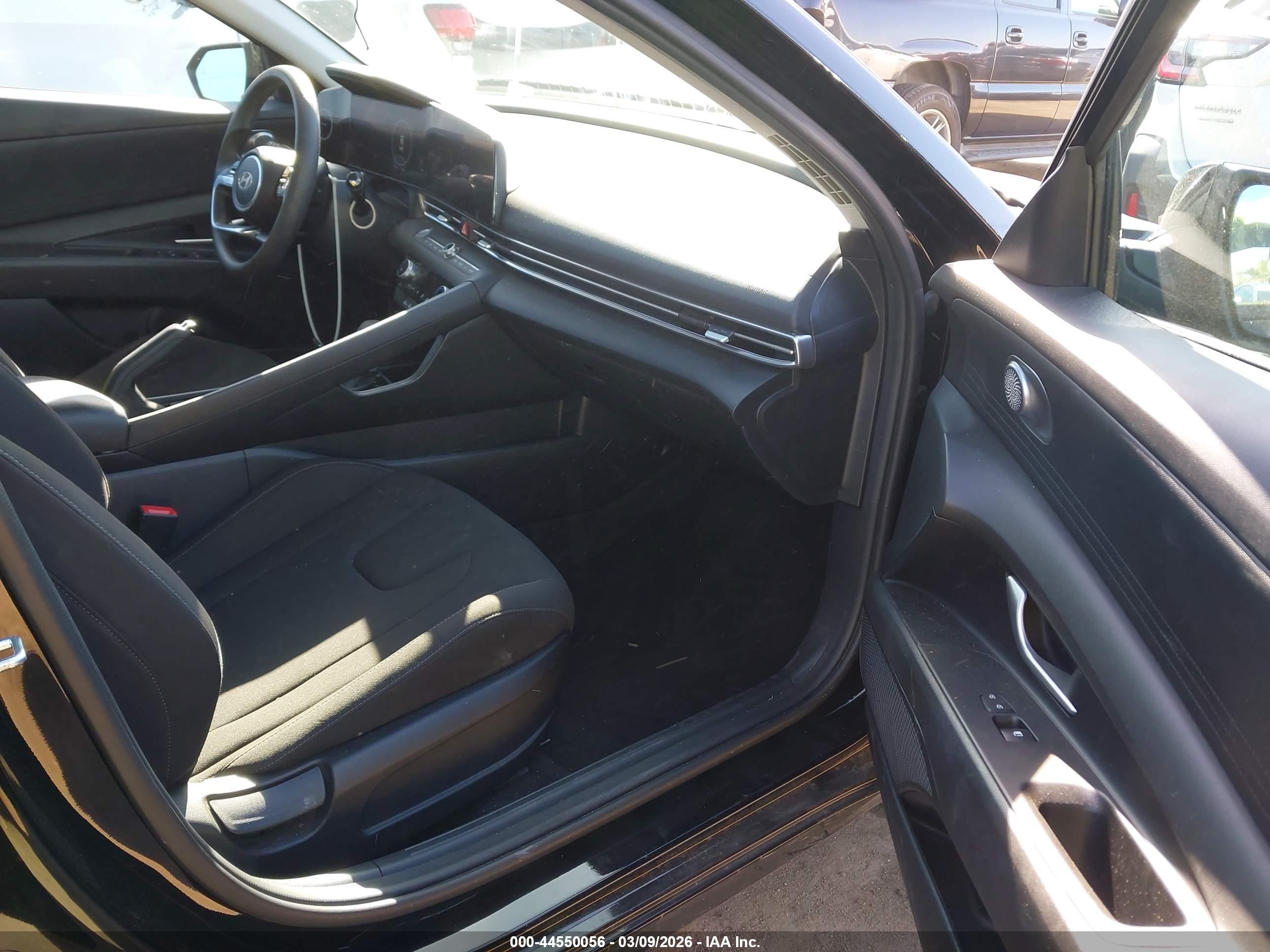 HYUNDAI ELANTRA image 5