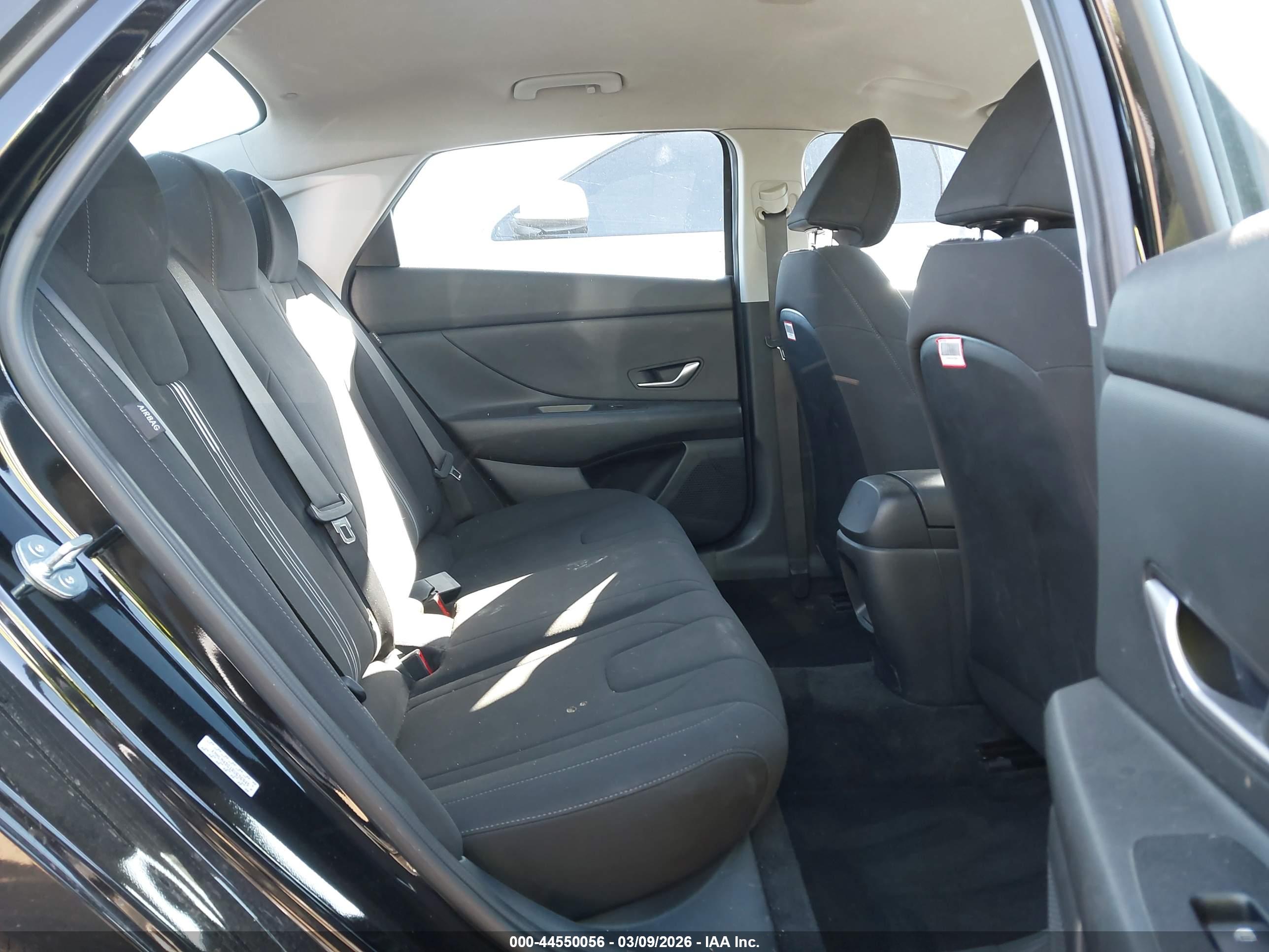 HYUNDAI ELANTRA image 8