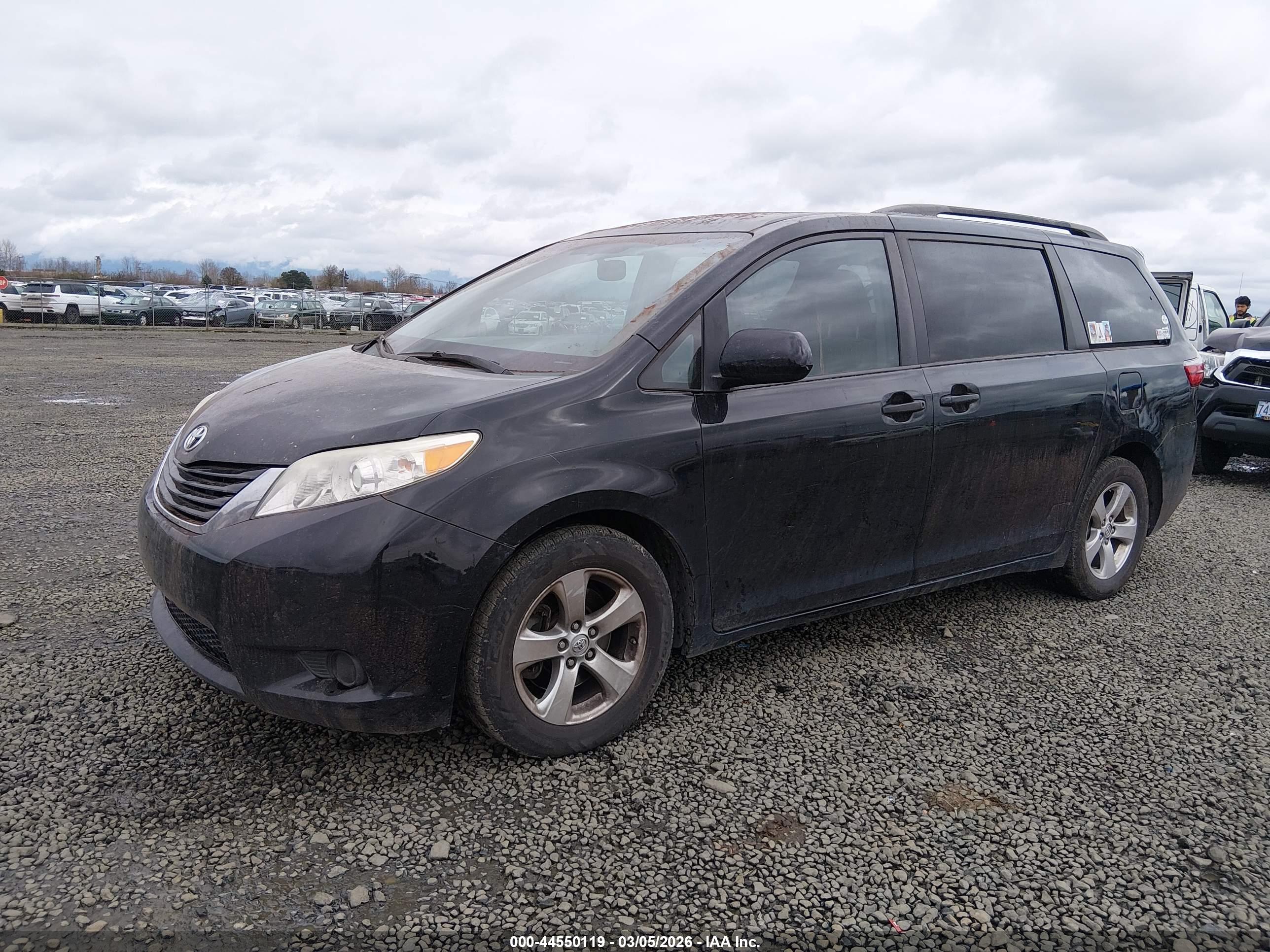 TOYOTA SIENNA image 2