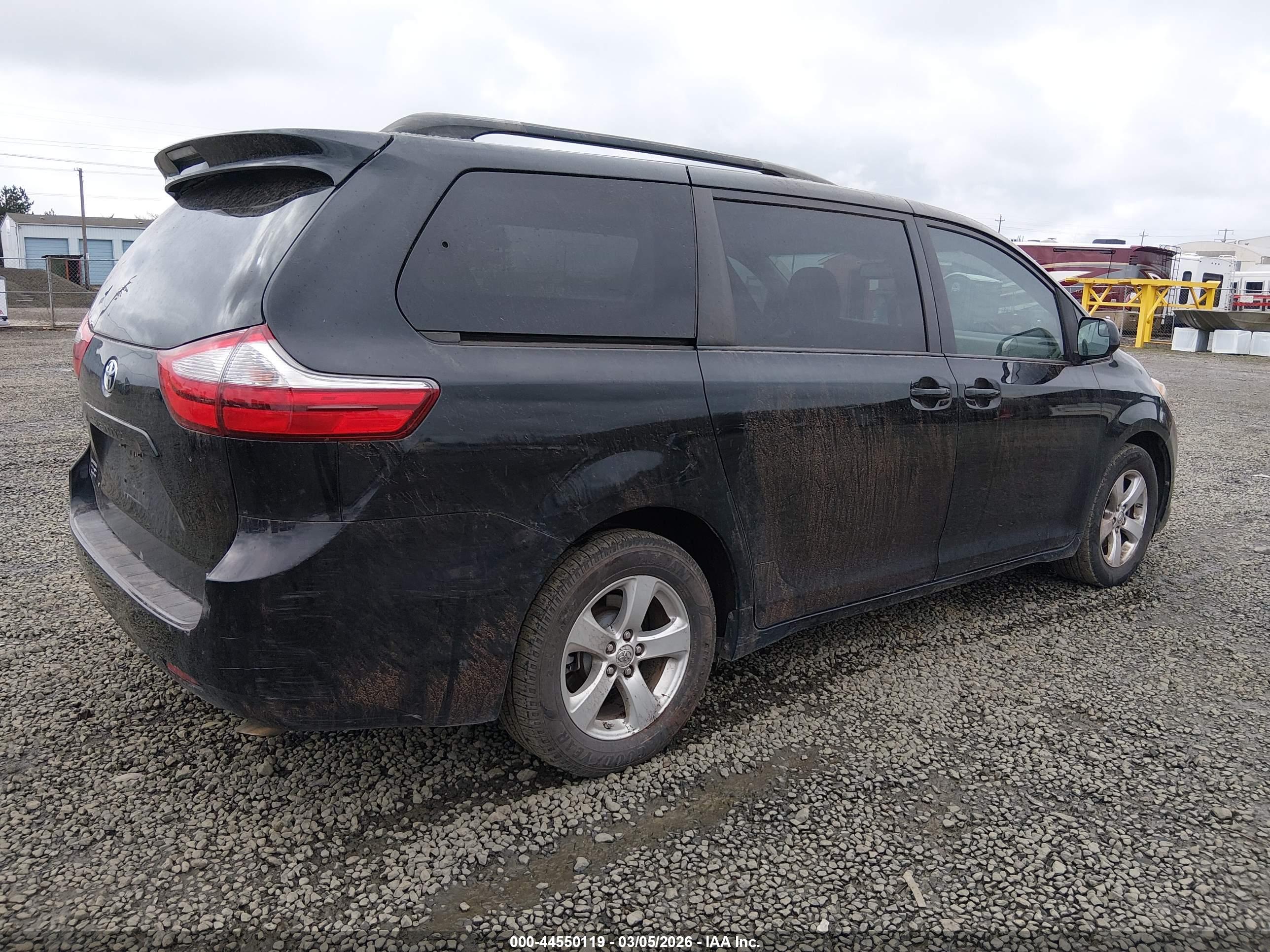 TOYOTA SIENNA image 4