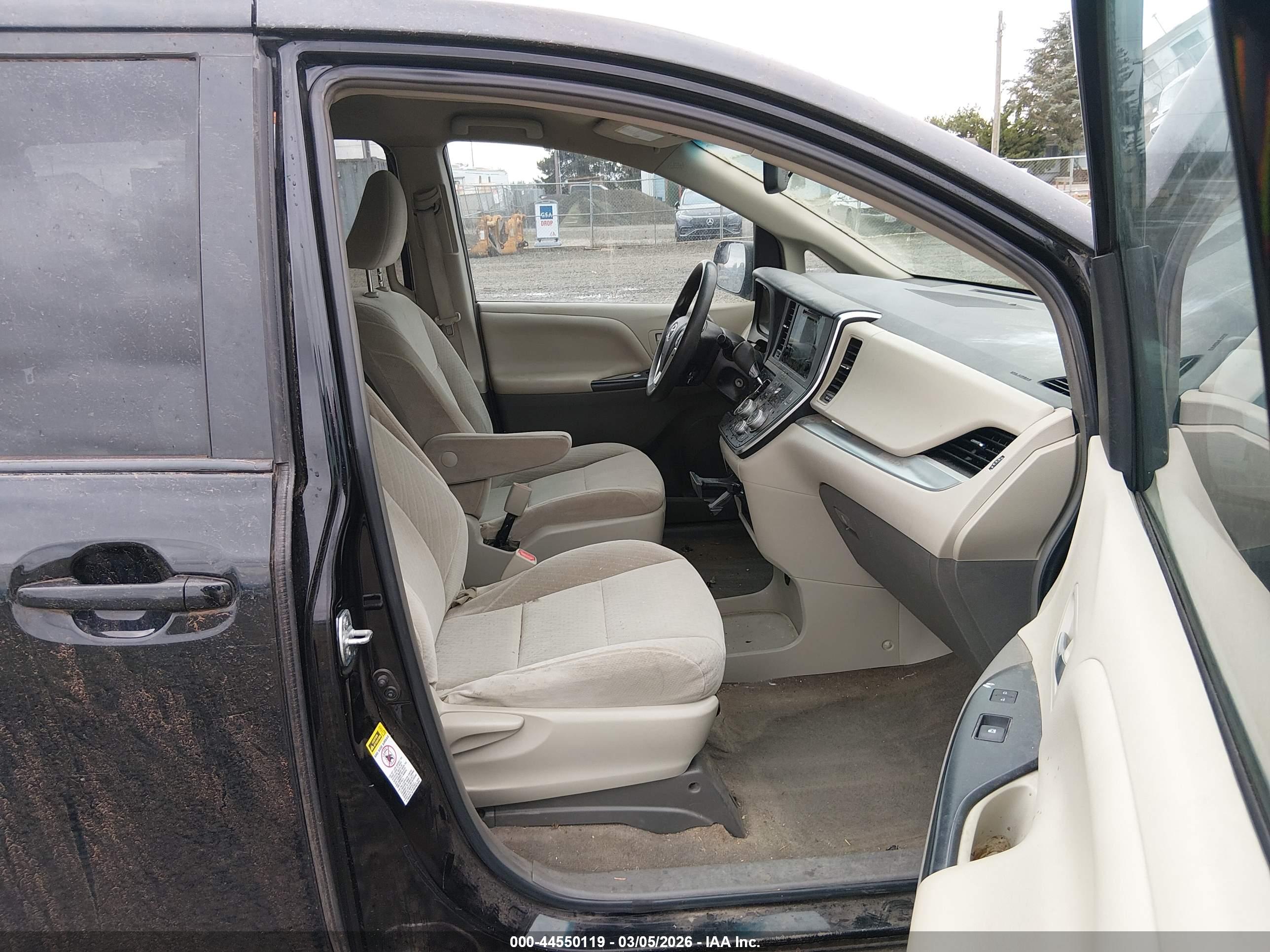 TOYOTA SIENNA image 5