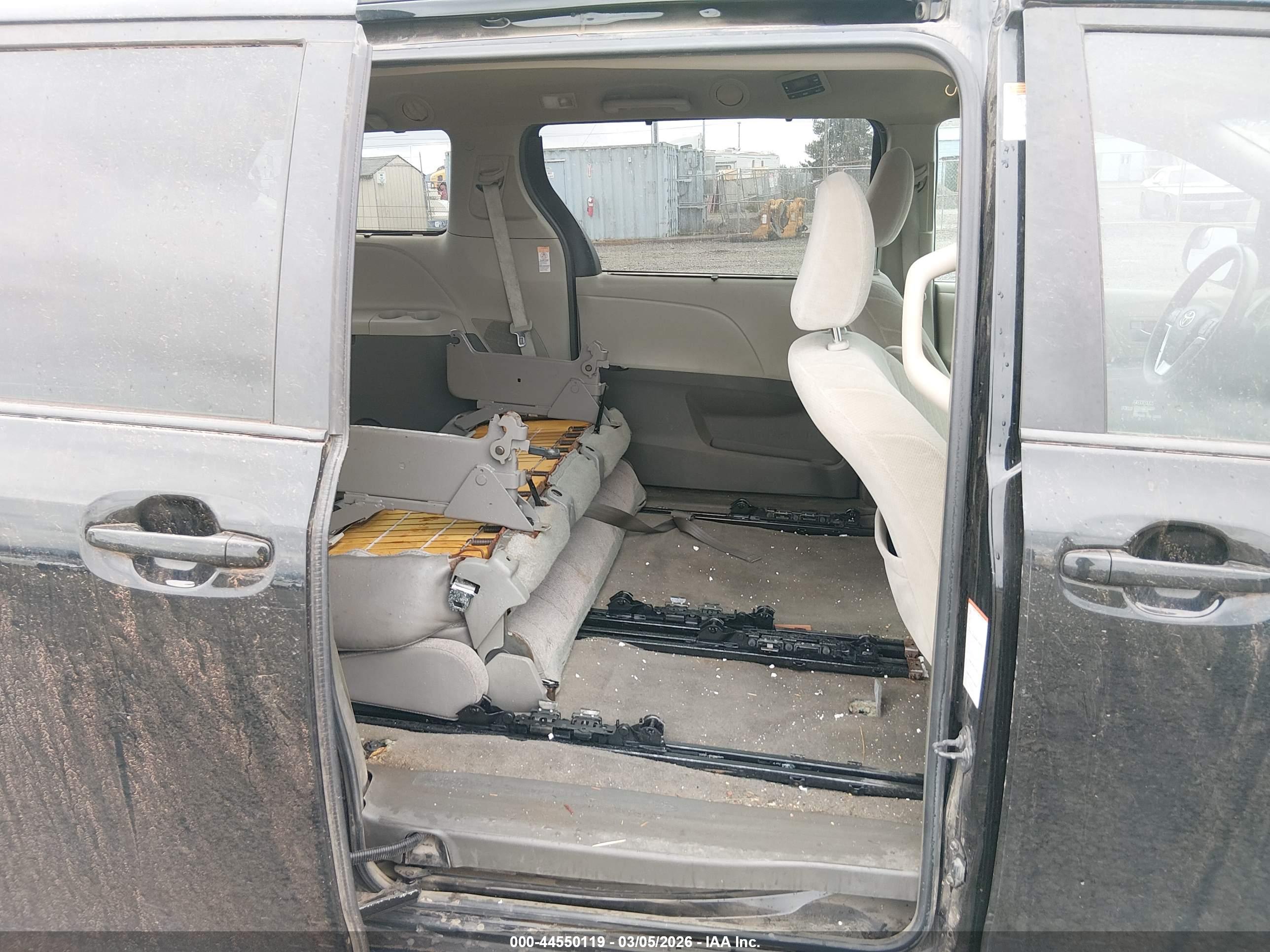 TOYOTA SIENNA image 8