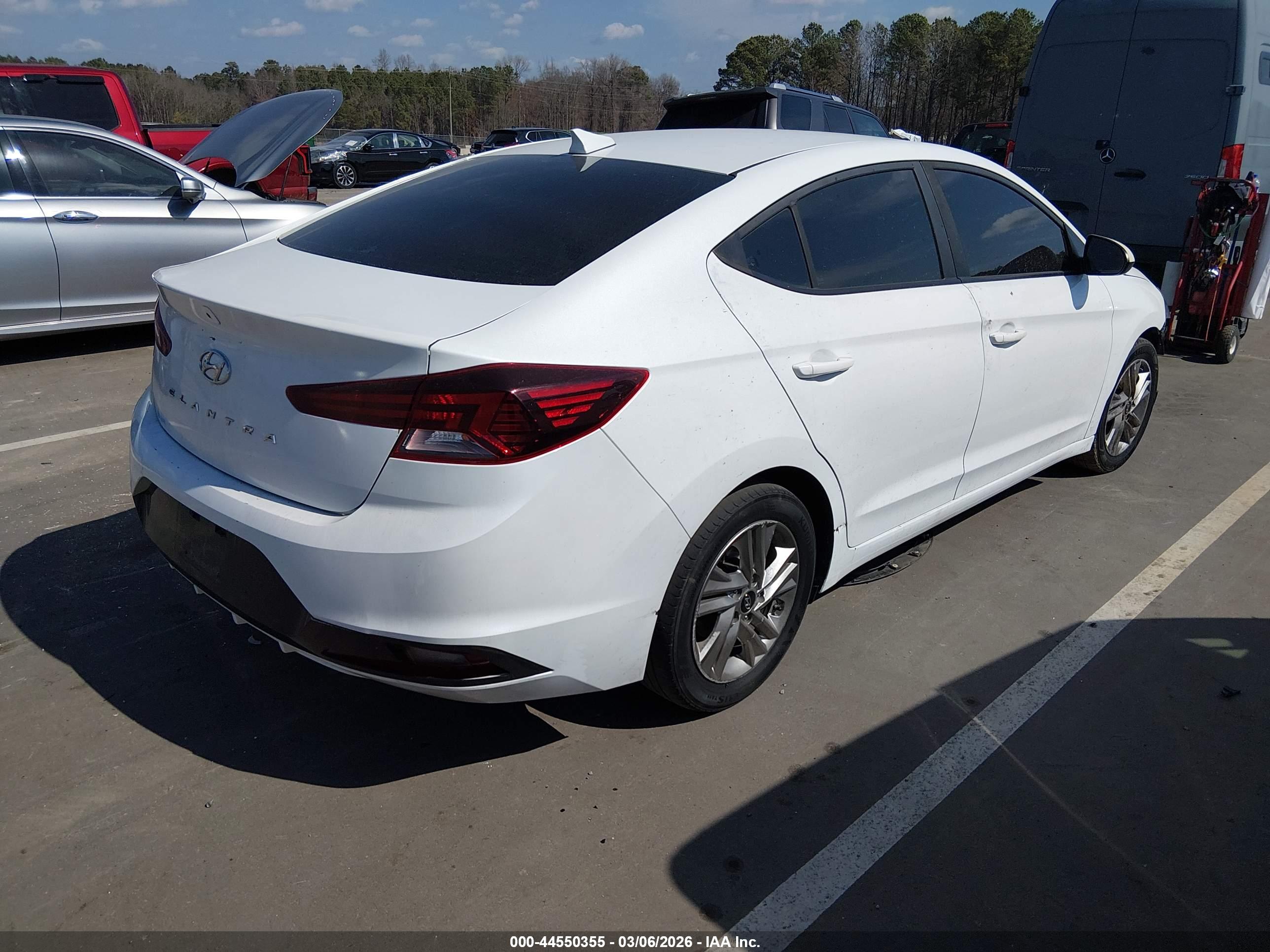 HYUNDAI ELANTRA image 4