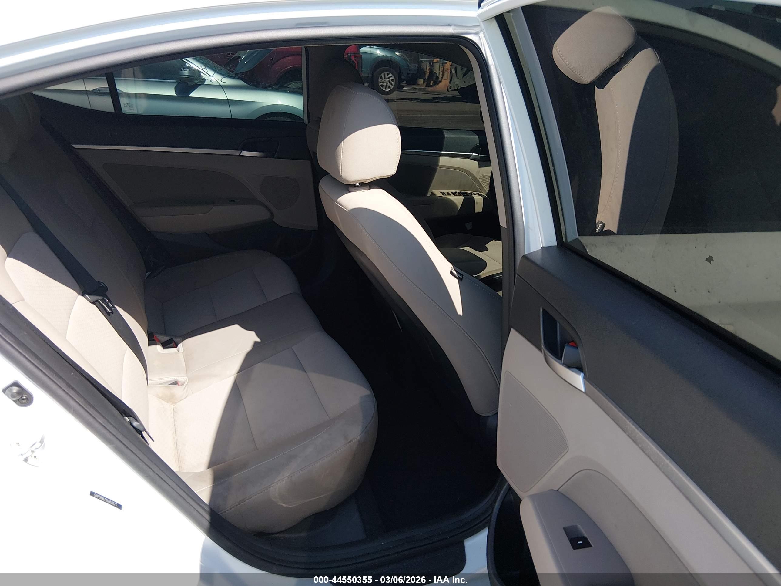 HYUNDAI ELANTRA image 8
