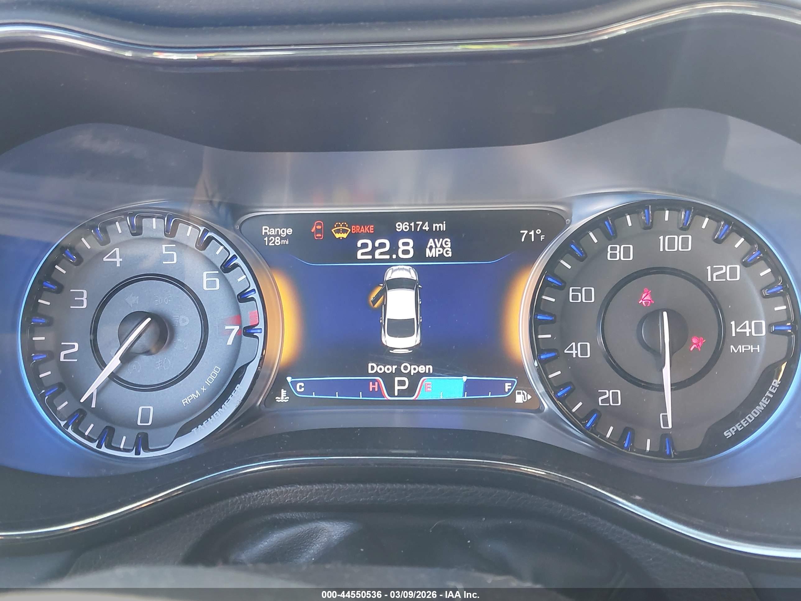 CHRYSLER 200 image 7