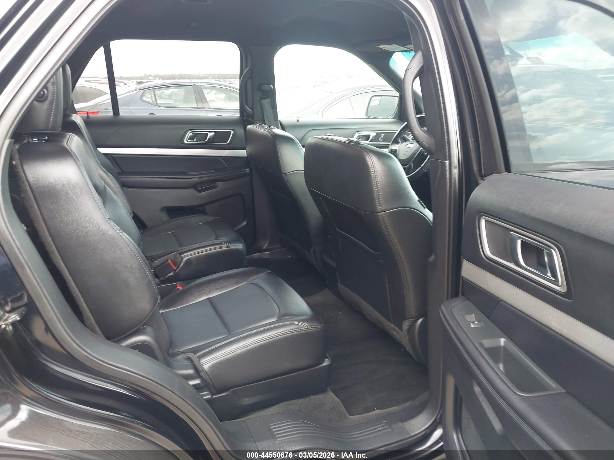 FORD EXPLORER image 8