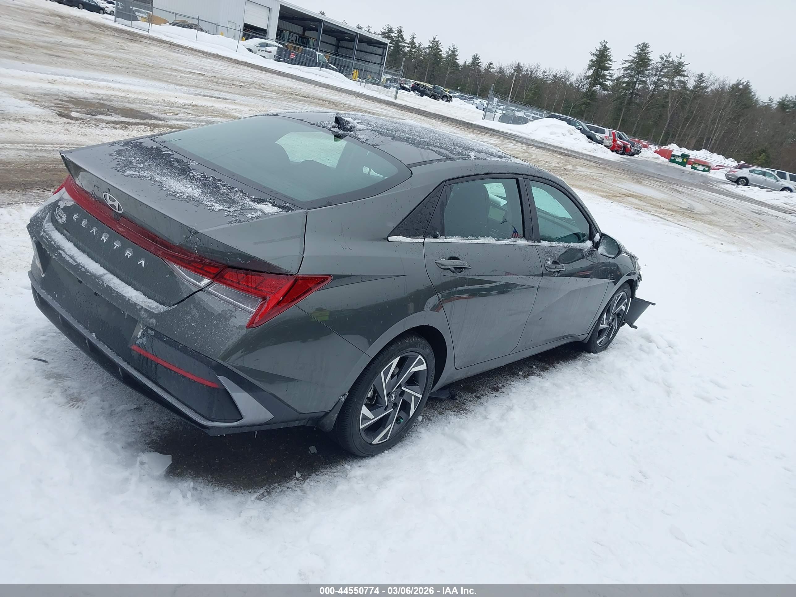 HYUNDAI ELANTRA image 4