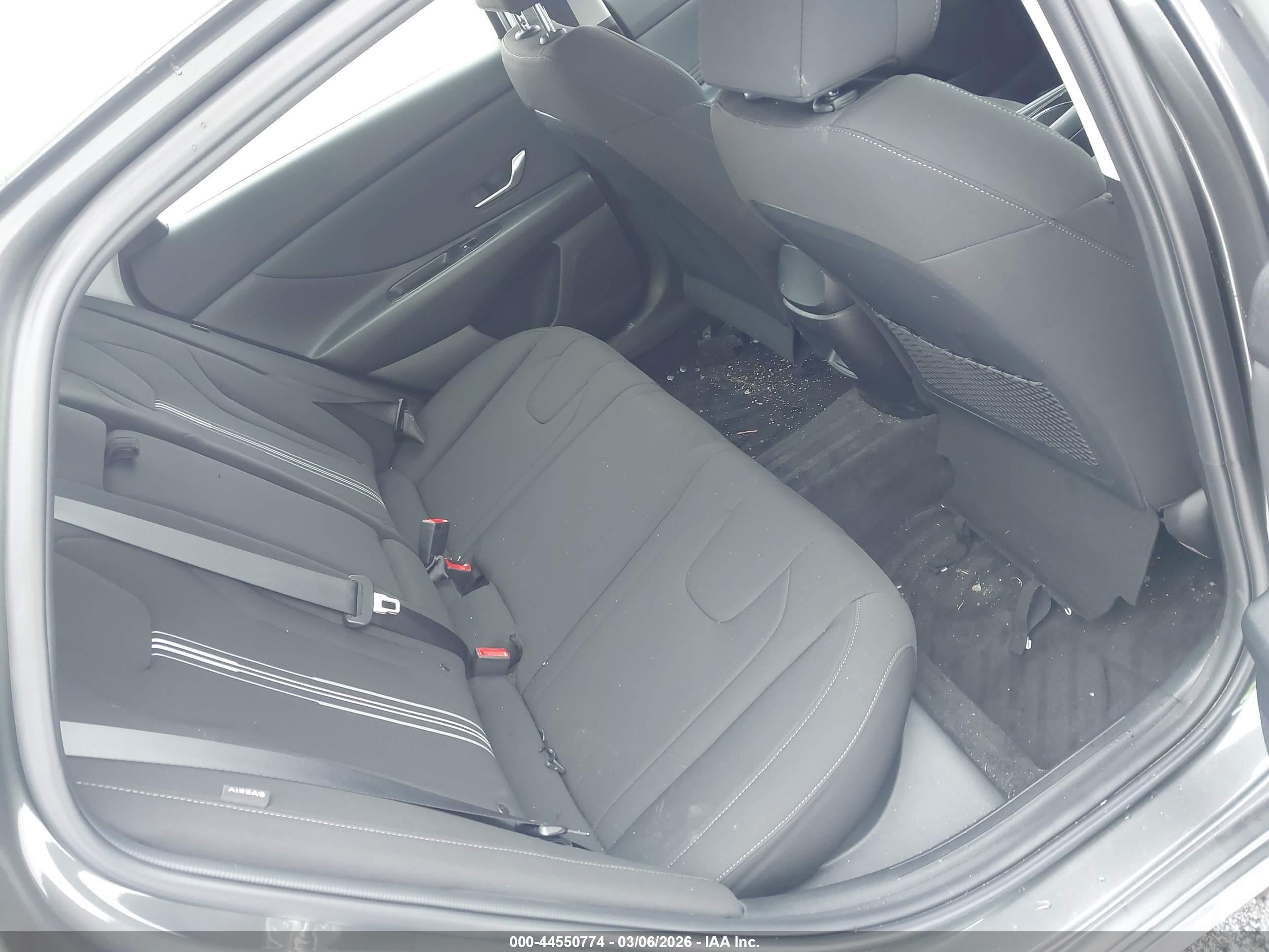 HYUNDAI ELANTRA image 8