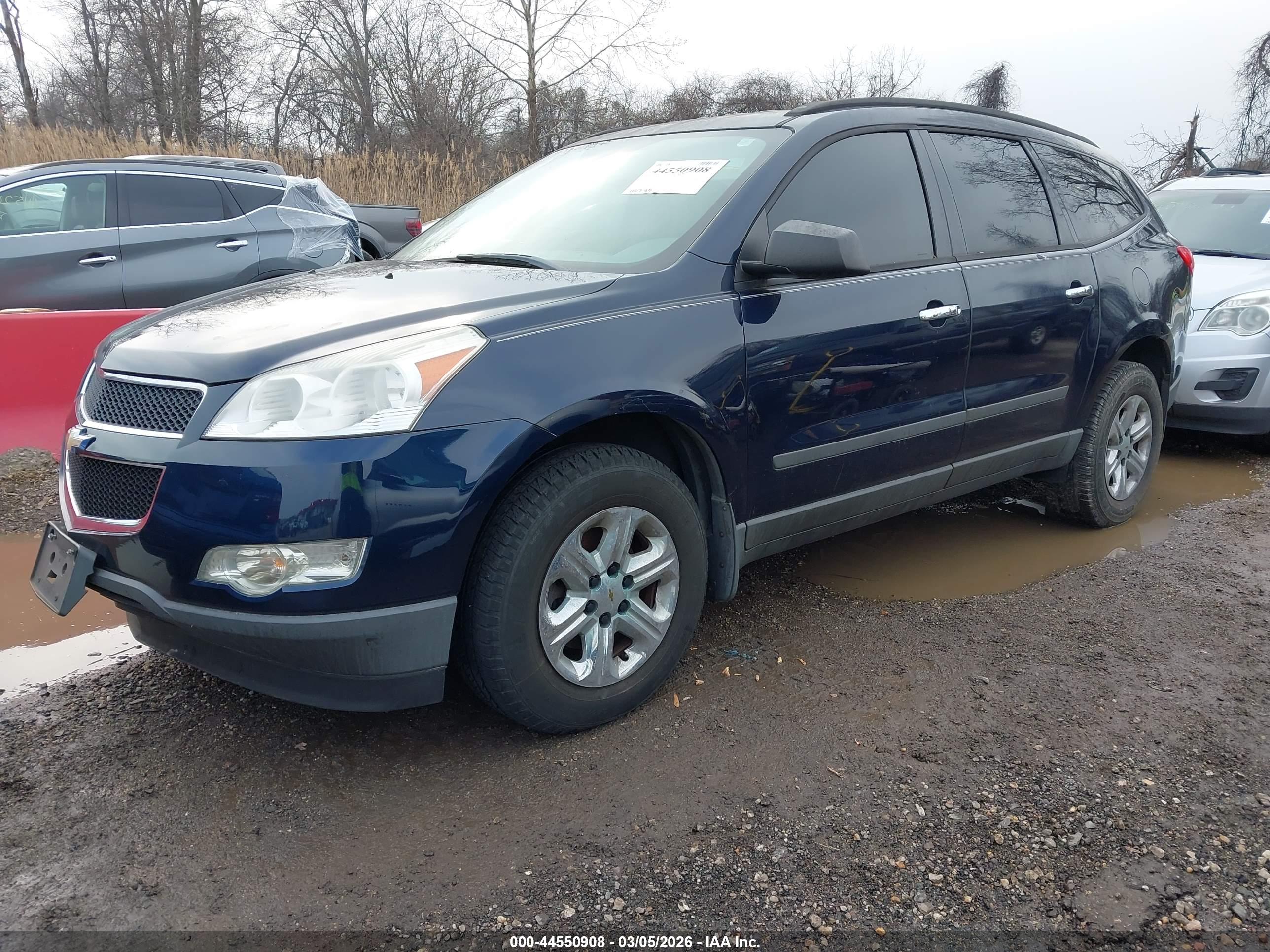 CHEVROLET TRAVERSE image 2