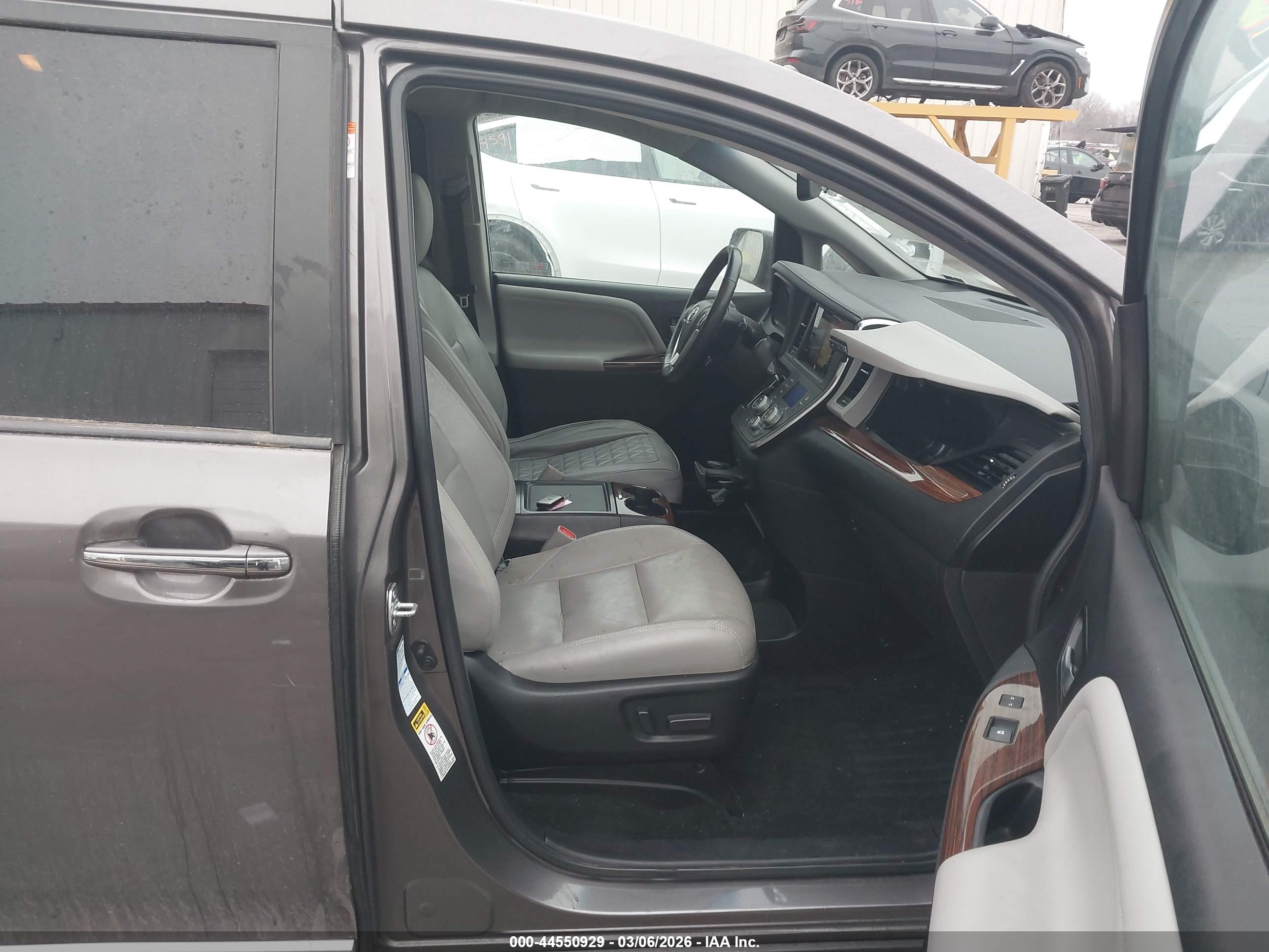 TOYOTA SIENNA image 5