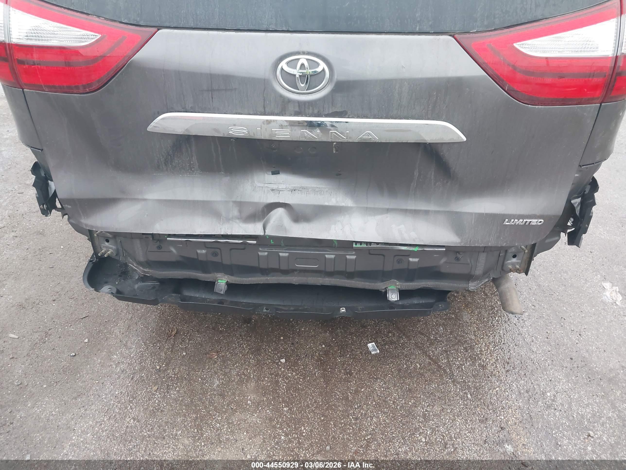TOYOTA SIENNA image 6