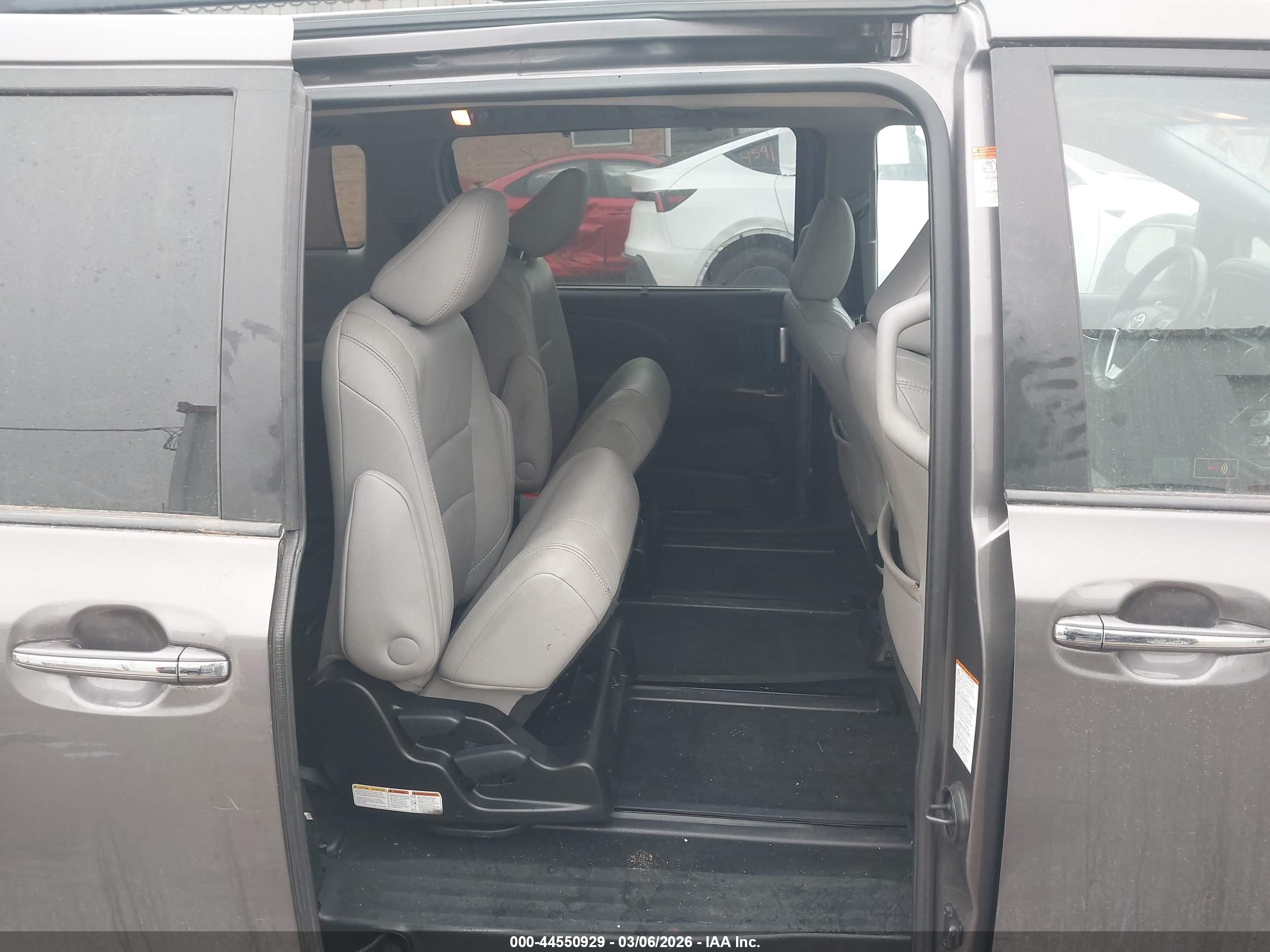TOYOTA SIENNA image 8