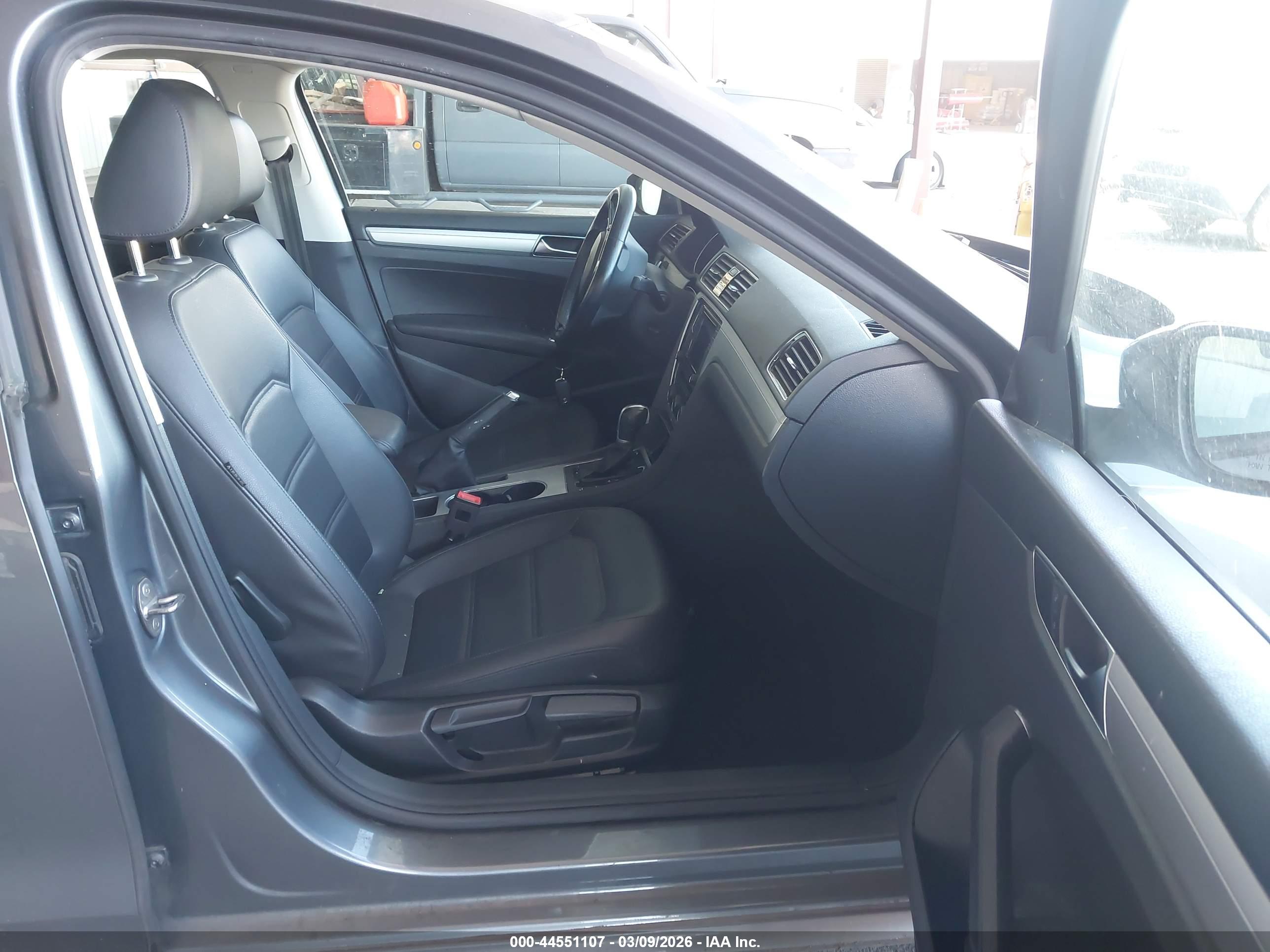 VOLKSWAGEN PASSAT image 5