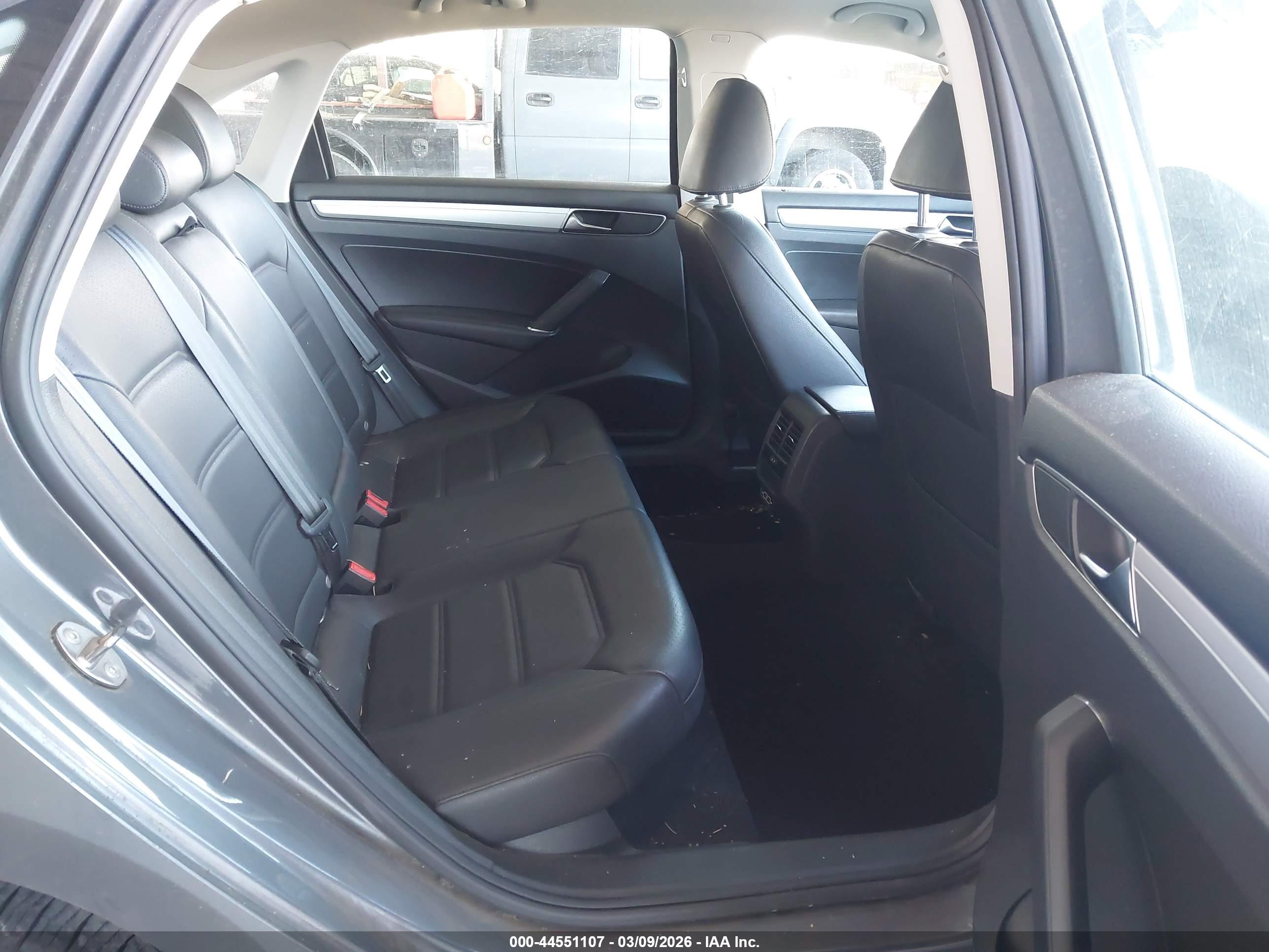 VOLKSWAGEN PASSAT image 8