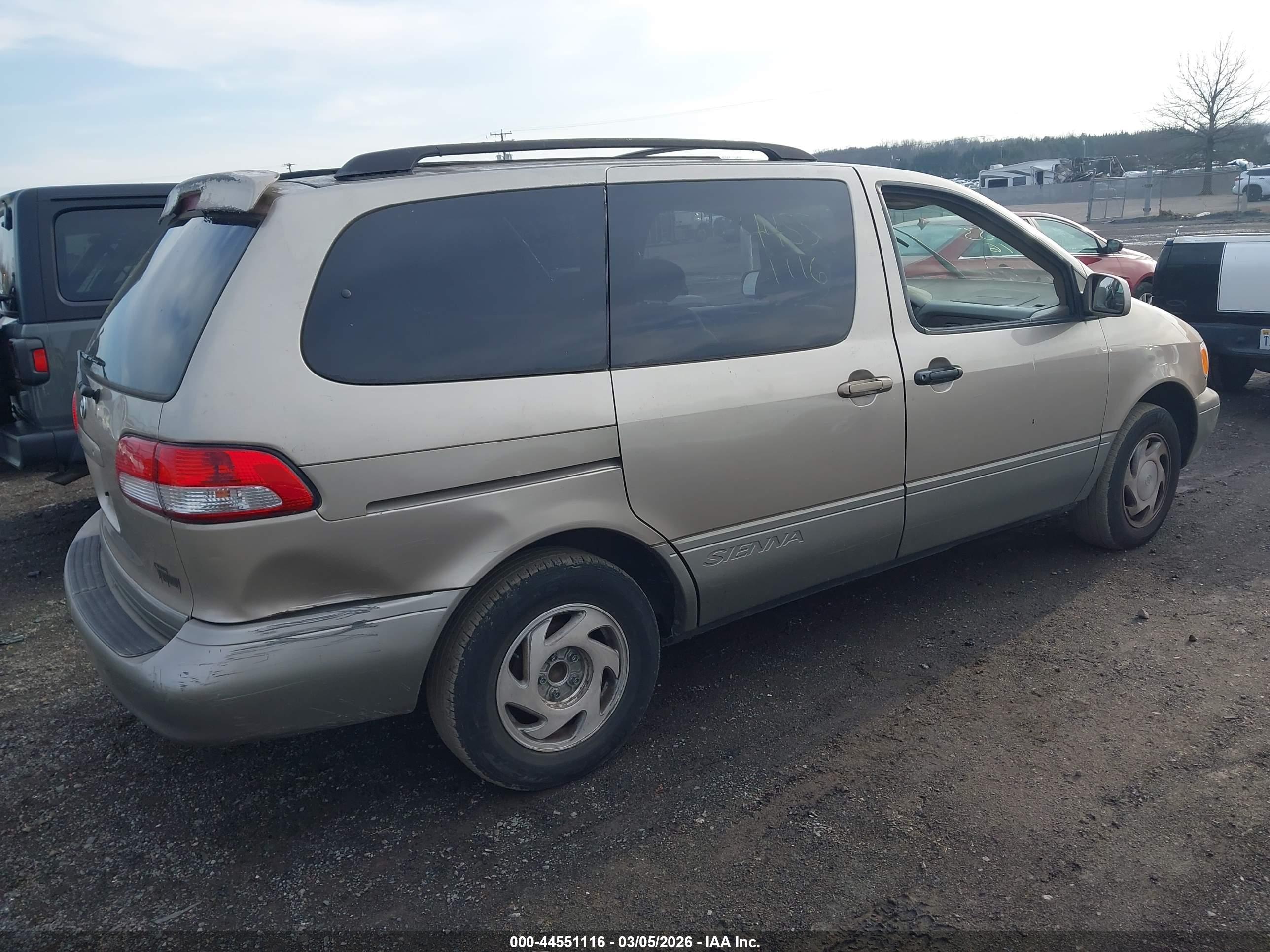TOYOTA SIENNA image 4