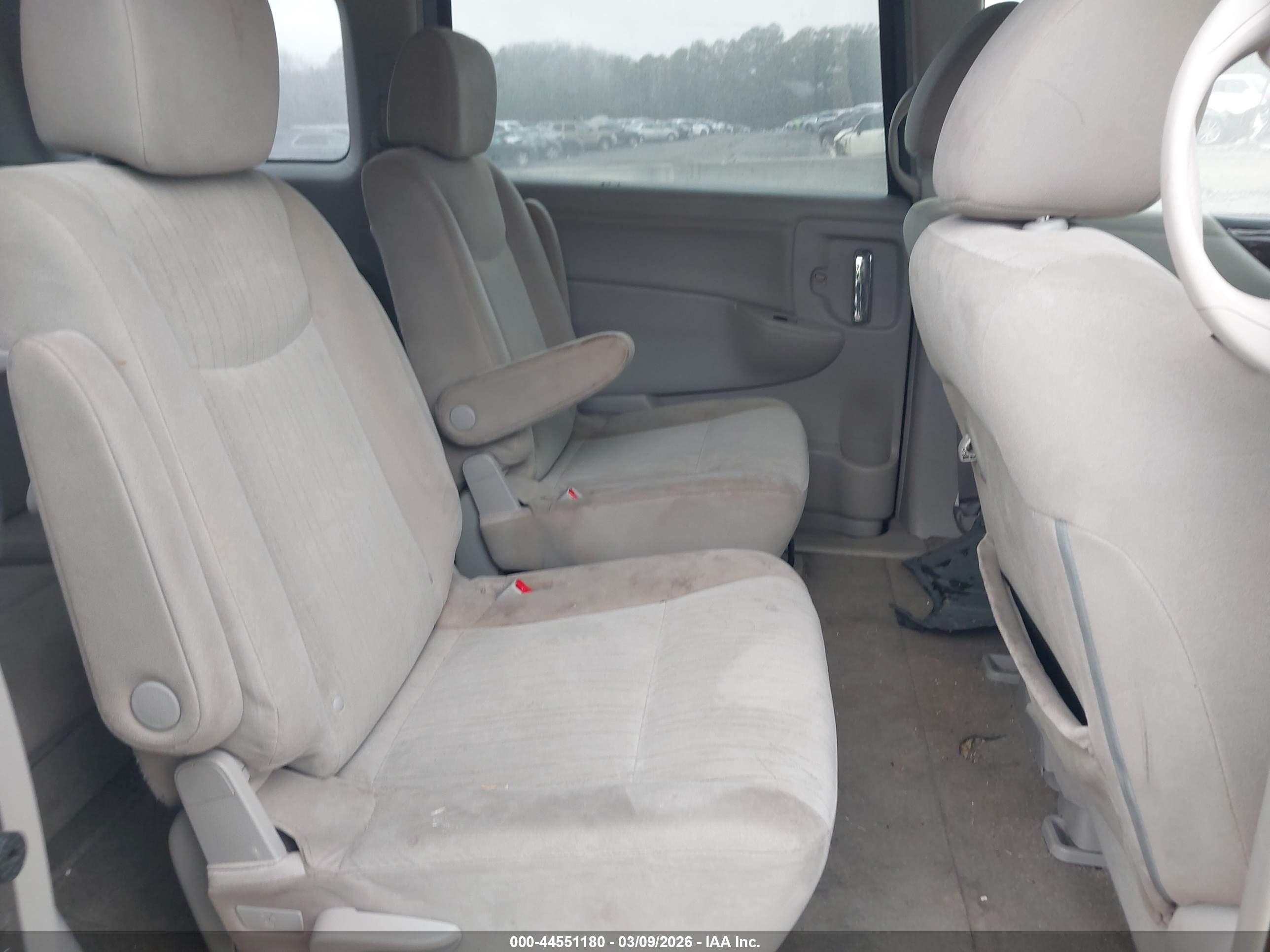 NISSAN QUEST image 8