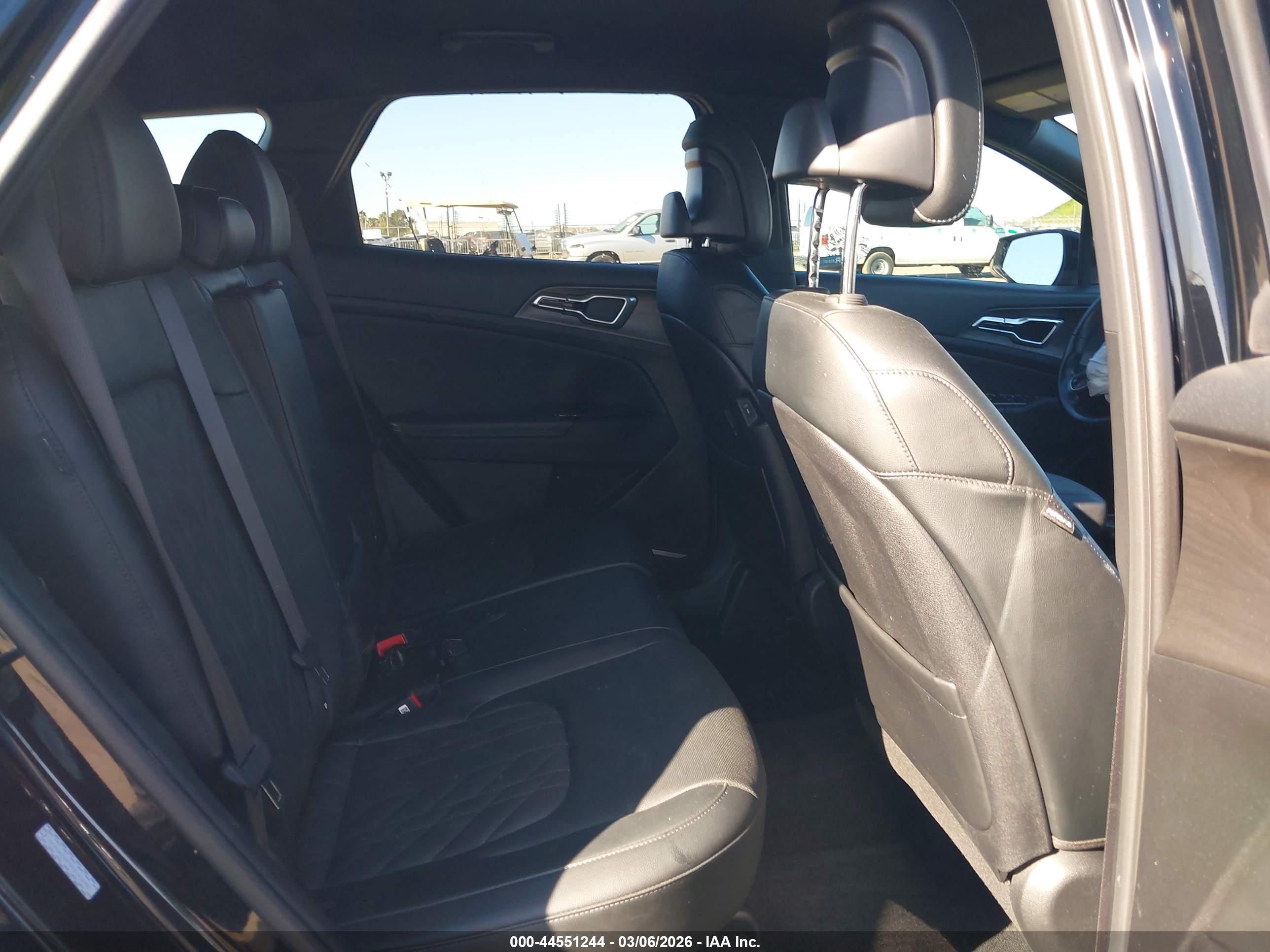 KIA SPORTAGE image 8