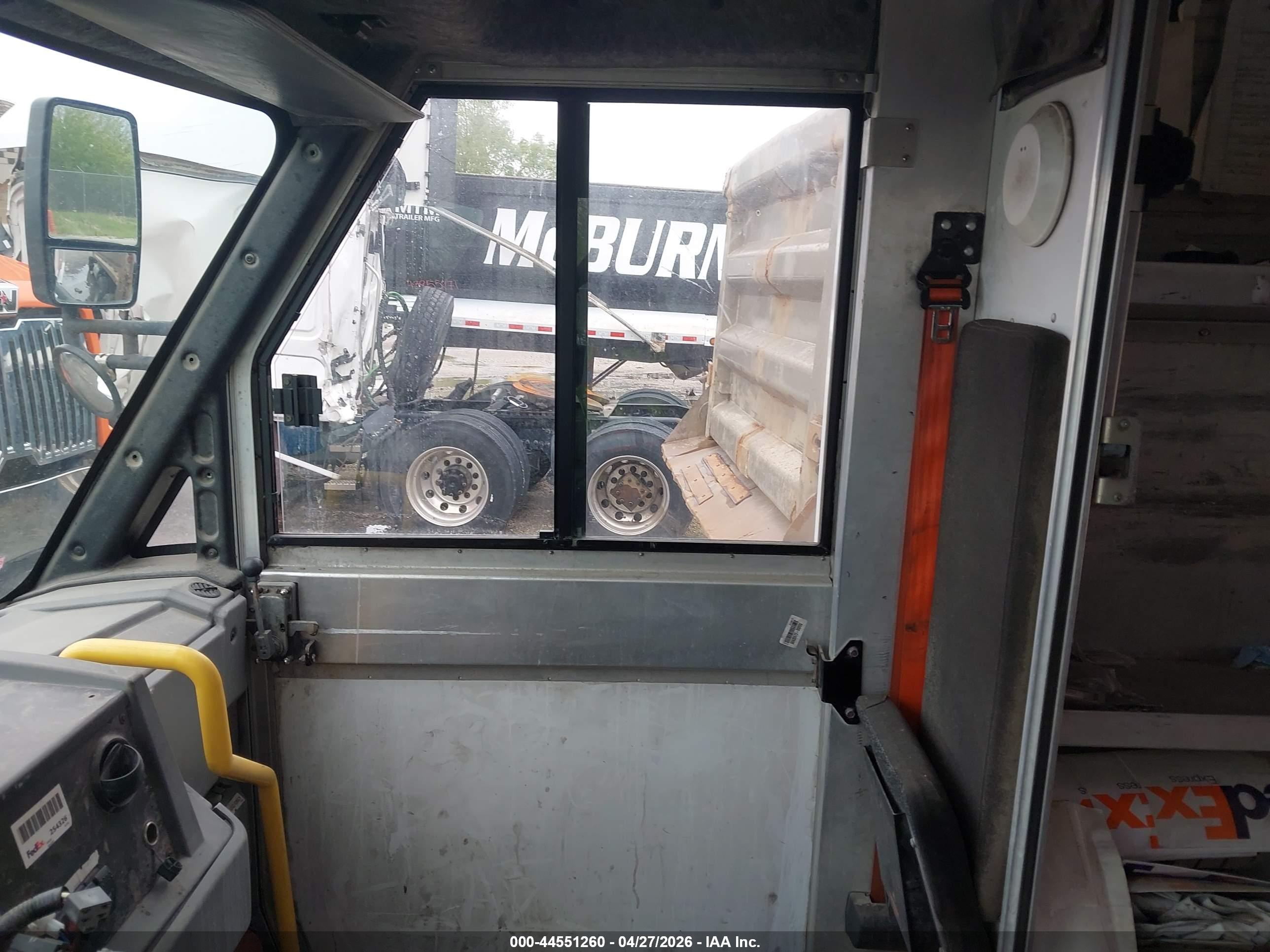 ISUZU COMMERCIAL image 8