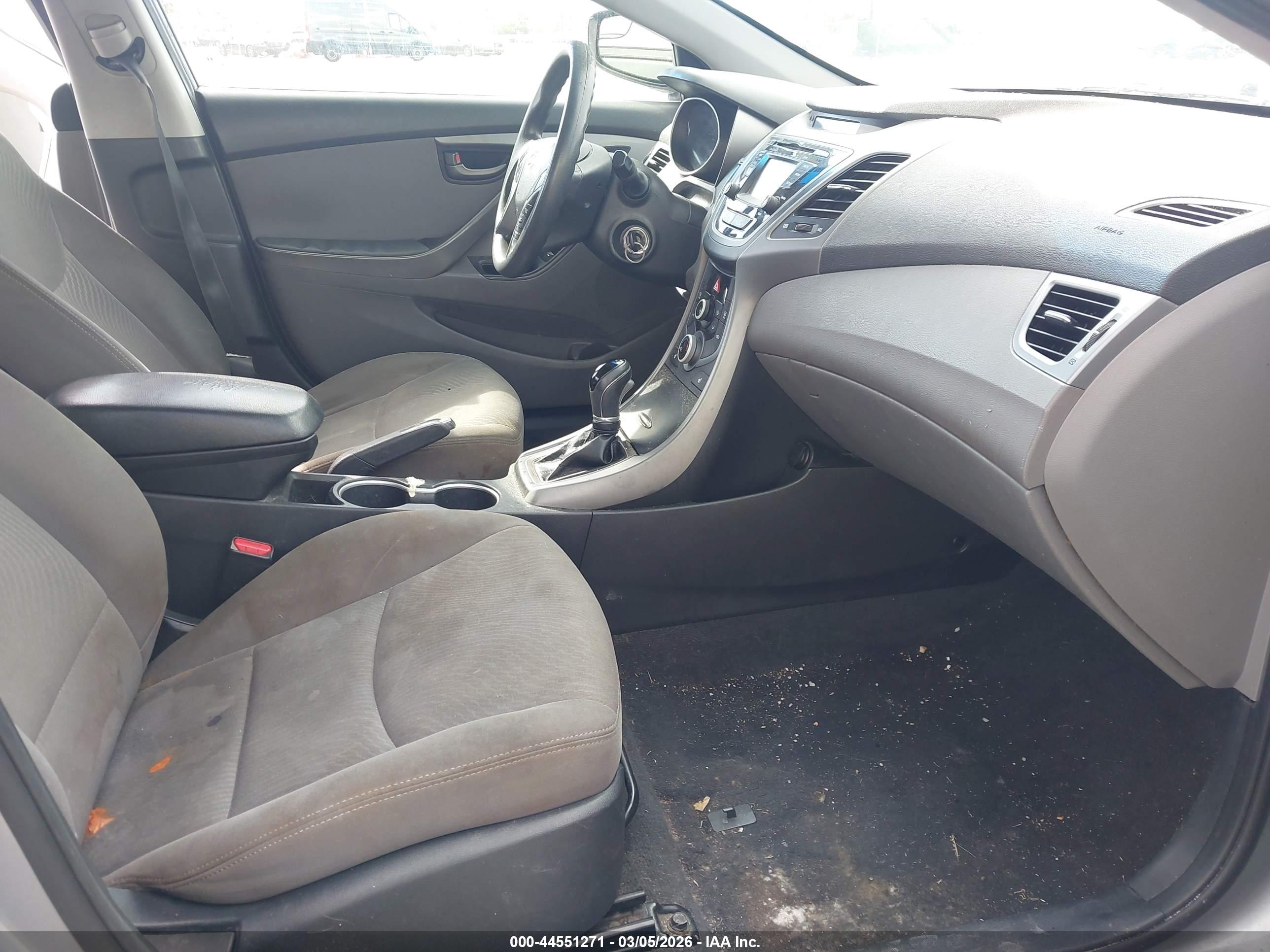 HYUNDAI ELANTRA image 5